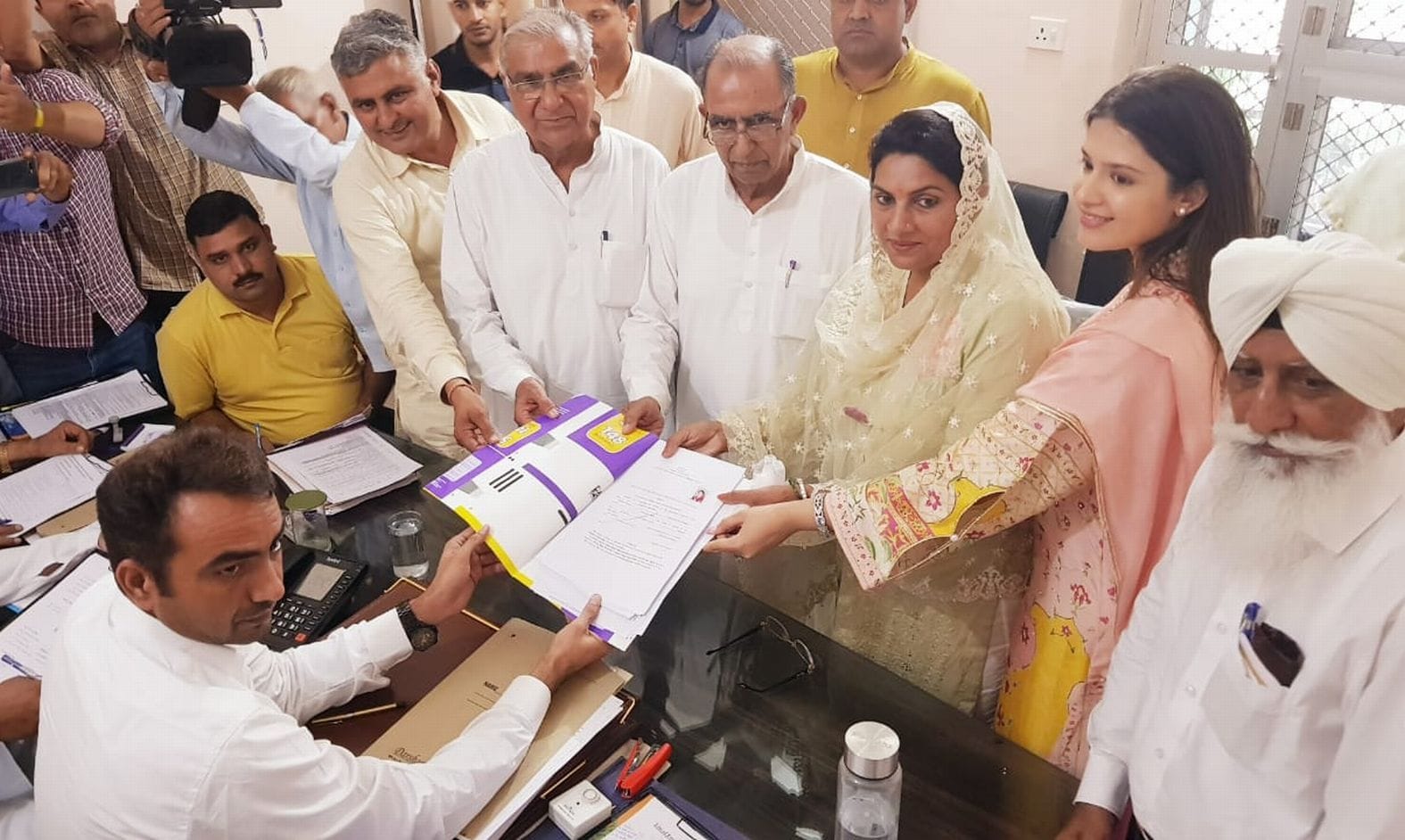 बाढ़डा में नामांकन फार्म जमा करातीं जजपा प्रत्याशी नैना चौटाला। बाढ़डा में नामांकन फार्म जमा करातीं जजपा प्रत्याशी नैना चौटाला।