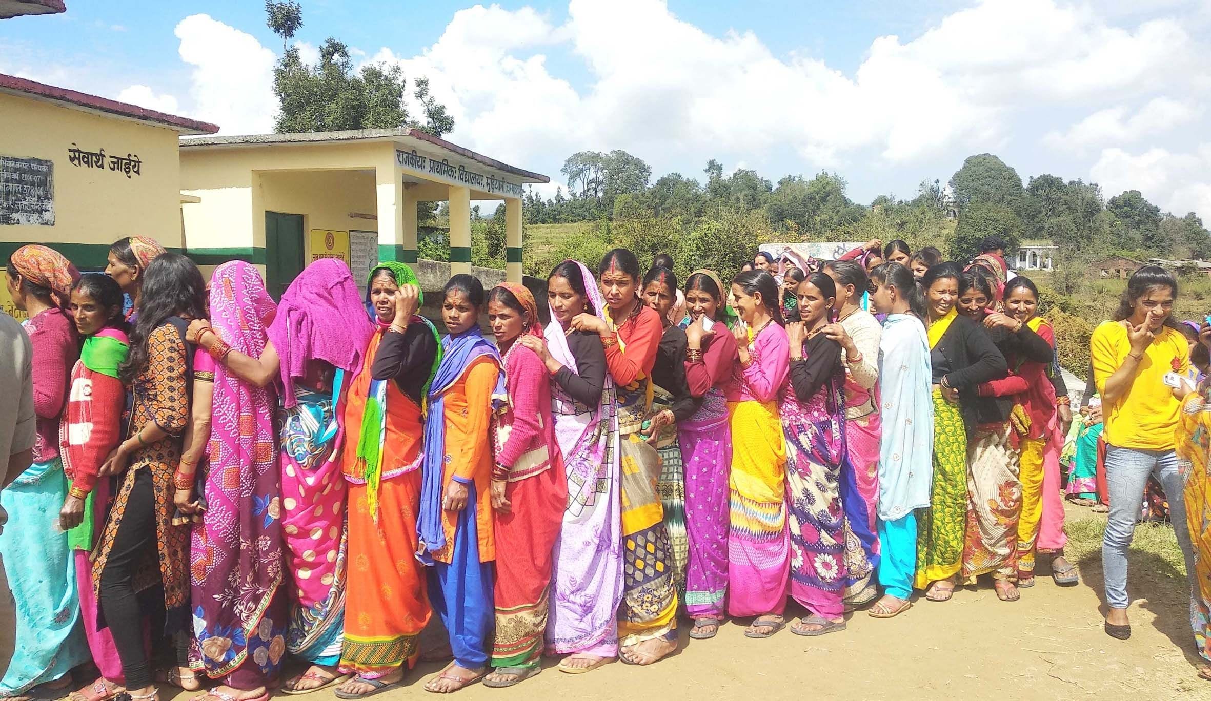 चंपावत के मुड़ियानी बूथ में वोट देने के लिए उमड़ी महिलाएं। चंपावत के मुड़ियानी बूथ में वोट देने के लिए उमड़ी महिलाएं।