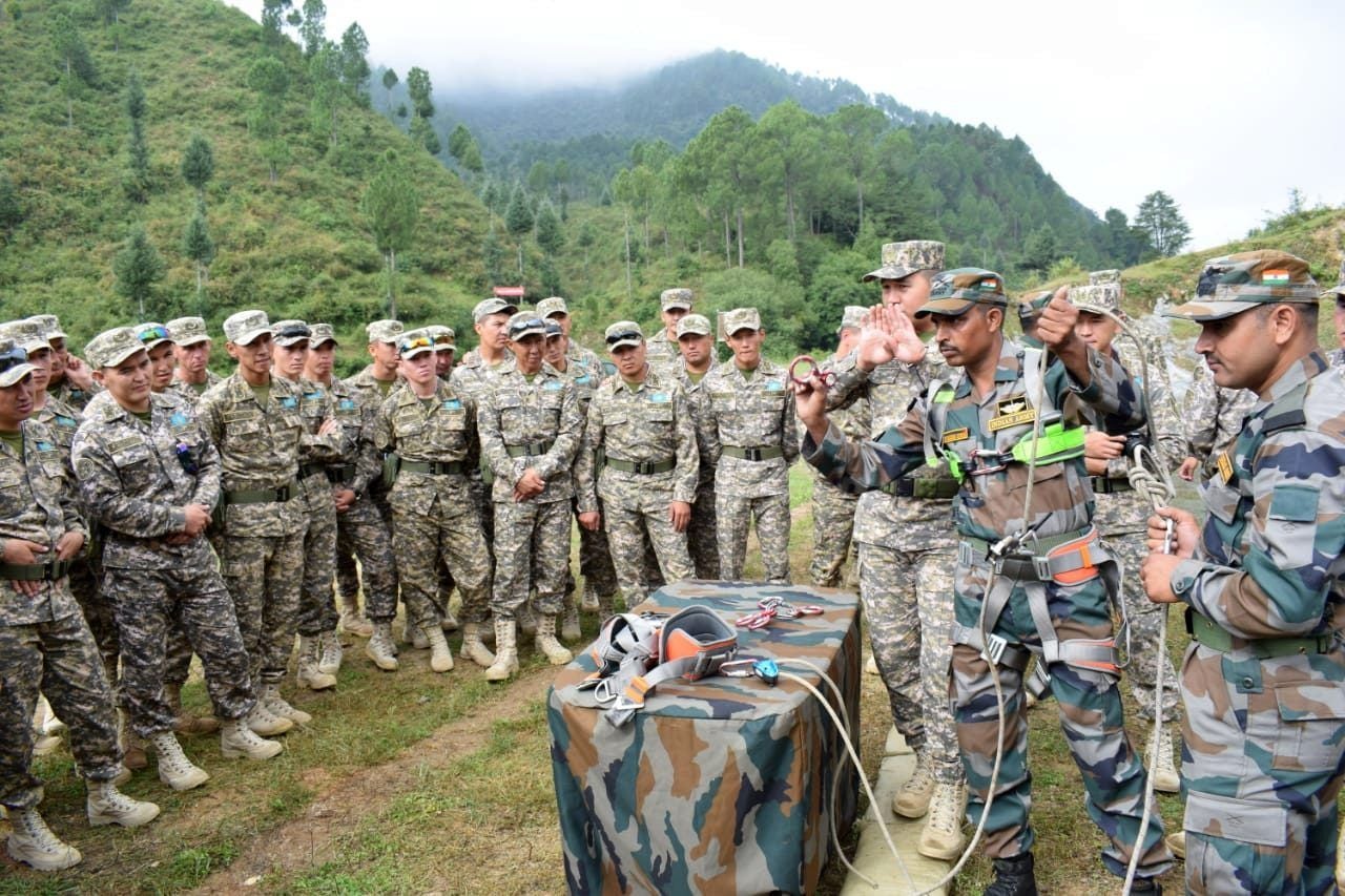 पिथौरागढ़ में भारत-कजाकस्तान के संयुक्त युद्धाभ्यास के दौरान पहाड़ियों पर चढ़ने की बारीकी सिखा? पिथौरागढ़ में भारत-कजाकस्तान के संयुक्त युद्धाभ्यास के दौरान पहाड़ियों पर चढ़ने की बारीकी सिखा?