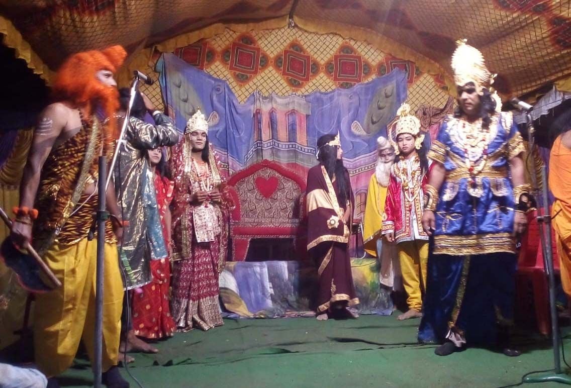 सदर ब्लाक कोहणा गांव में आयोजित रामलीला में परशुराम लक्ष्मण संवाद का मंचन करते कलाकार। सदर ब्लाक कोहणा गांव में आयोजित रामलीला में परशुराम लक्ष्मण संवाद का मंचन करते कलाकार।