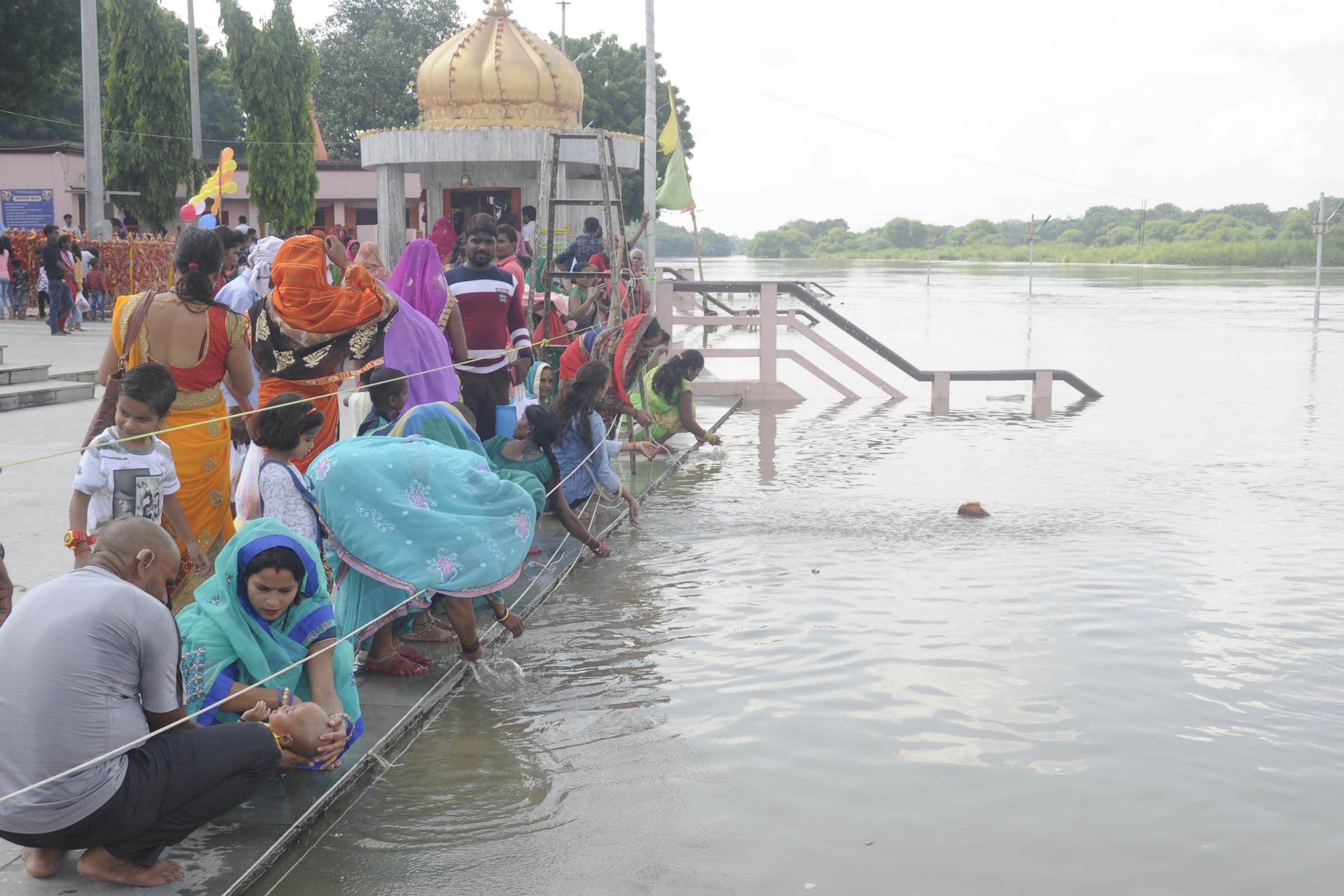 मां बेल्हा देवी धाम में सई नदी के पानी से आचमन करते श्रद्धालु। मां बेल्हा देवी धाम में सई नदी के पानी से आचमन करते श्रद्धालु।
