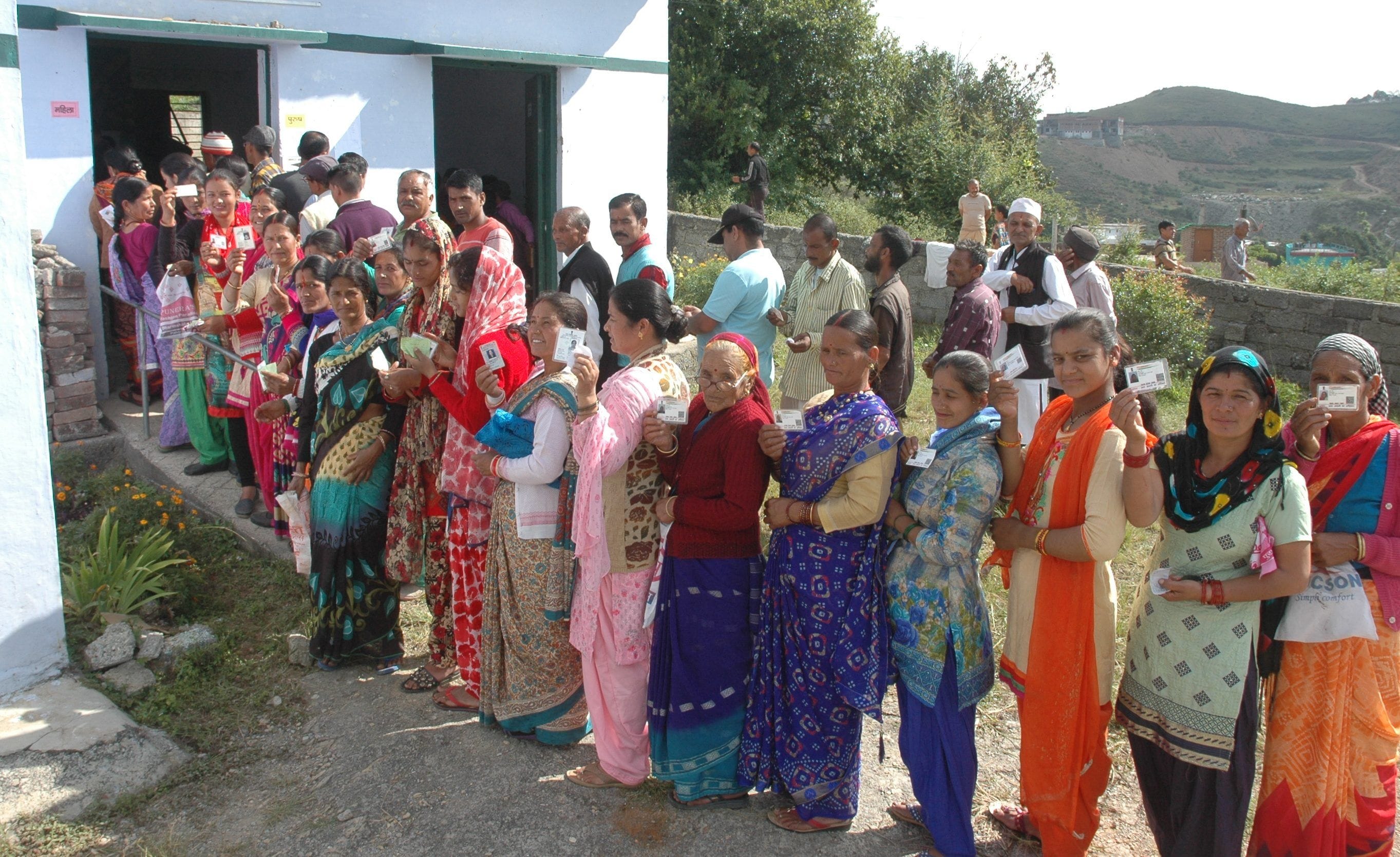 मूनाकोट ब्लाक के लेलू मतदान केंद्र में कतार में खड़ी महिलाएं। अमर उजाला मूनाकोट ब्लाक के लेलू मतदान केंद्र में कतार में खड़ी महिलाएं। अमर उजाला