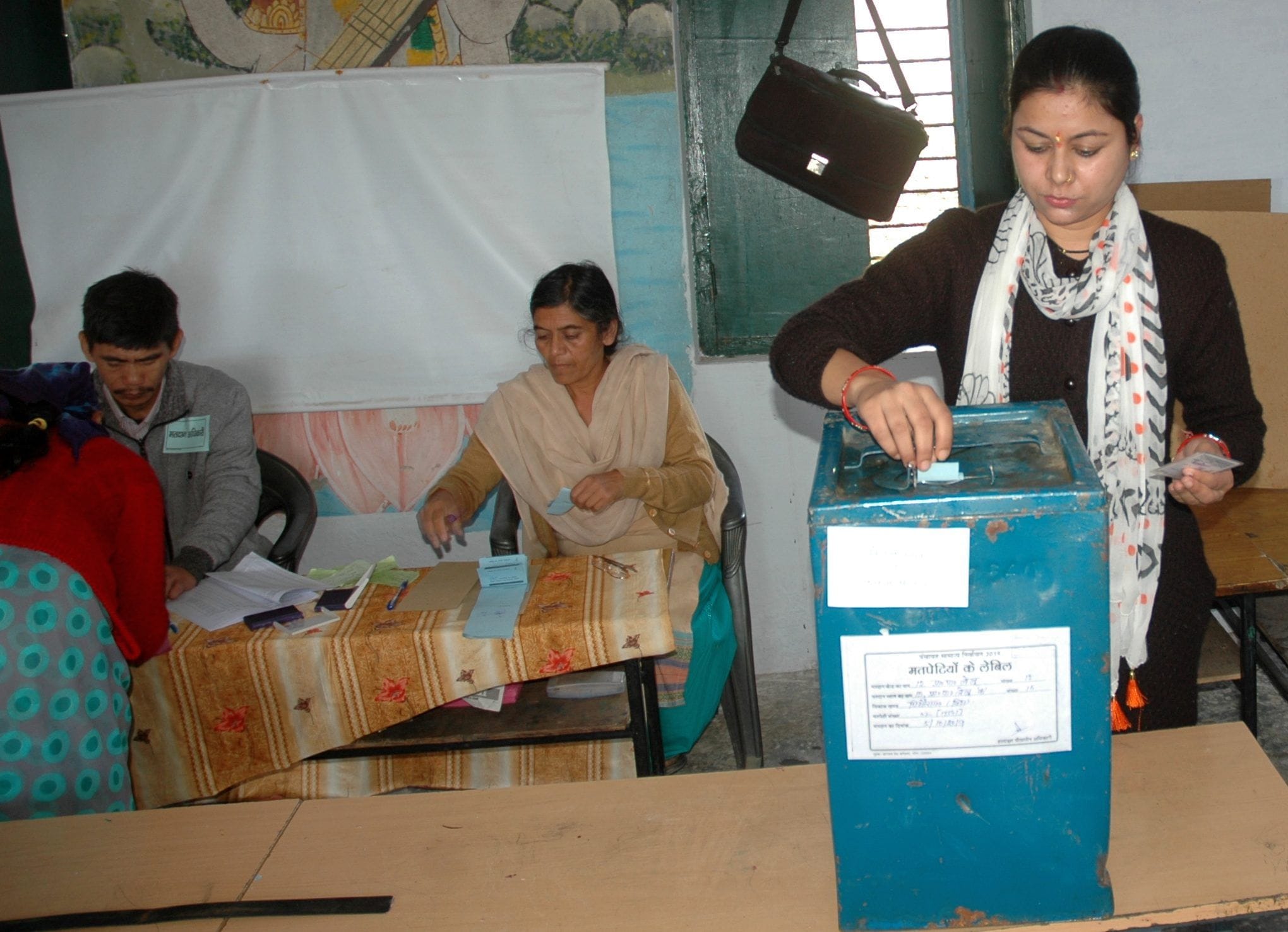 एक बूथ मे मतदान के बाद मतपत्र मतपेटी में डालती महिला। अमर उजाला एक बूथ मे मतदान के बाद मतपत्र मतपेटी में डालती महिला। अमर उजाला