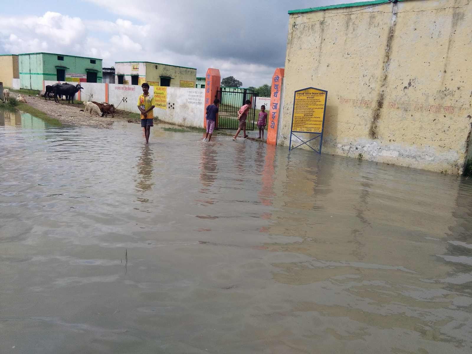 जहानागंज के प्राथमिक विद्यालय जिगरसंडी में लगा बरसात का पानी ।
