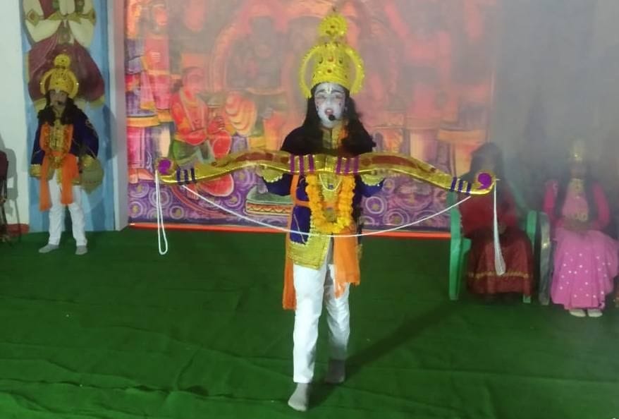 गंगोलीहाट की रामलीला में शिव धनुष को हाथ में लिए भगवान राम। अमर उजाला
