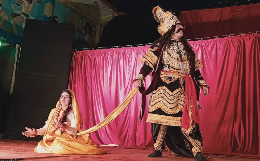 पिथौरागढ़ सदर की रामलीला में सीता हरण का दृश्य। अमर उजाला