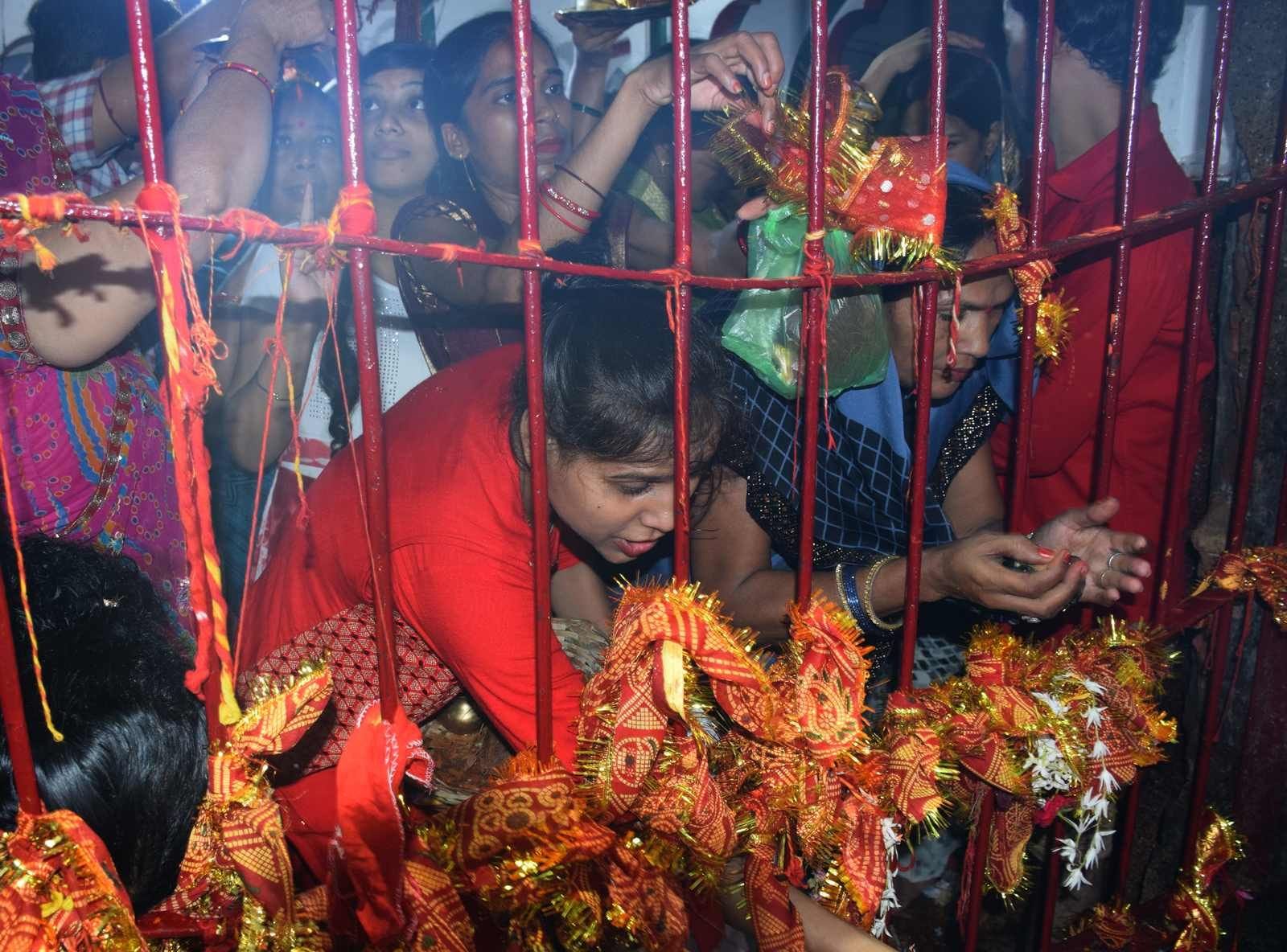 शहर के चौक स्थित देवी मंदिर में महा अष्टमी के अवसर पर श्रद्घालुओं की भीड़। शहर के चौक स्थित देवी मंदिर में महा अष्टमी के अवसर पर श्रद्घालुओं की भीड़।