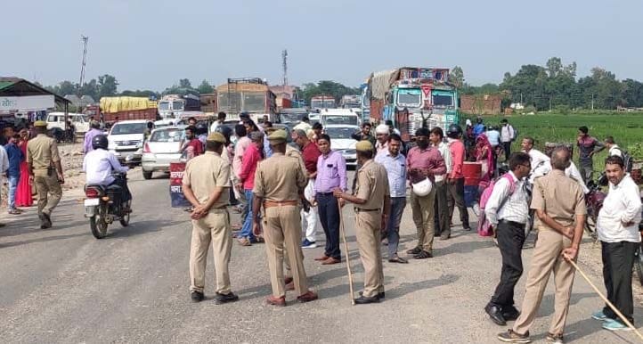 अमेठी के पीपरपुर थाने के परसोइया में लूट की घटना के बाद प्रतापगढ़ जिले के बार्डर पर राजमार्ग पर य? अमेठी के पीपरपुर थाने के परसोइया में लूट की घटना के बाद प्रतापगढ़ जिले के बार्डर पर राजमार्ग पर य?