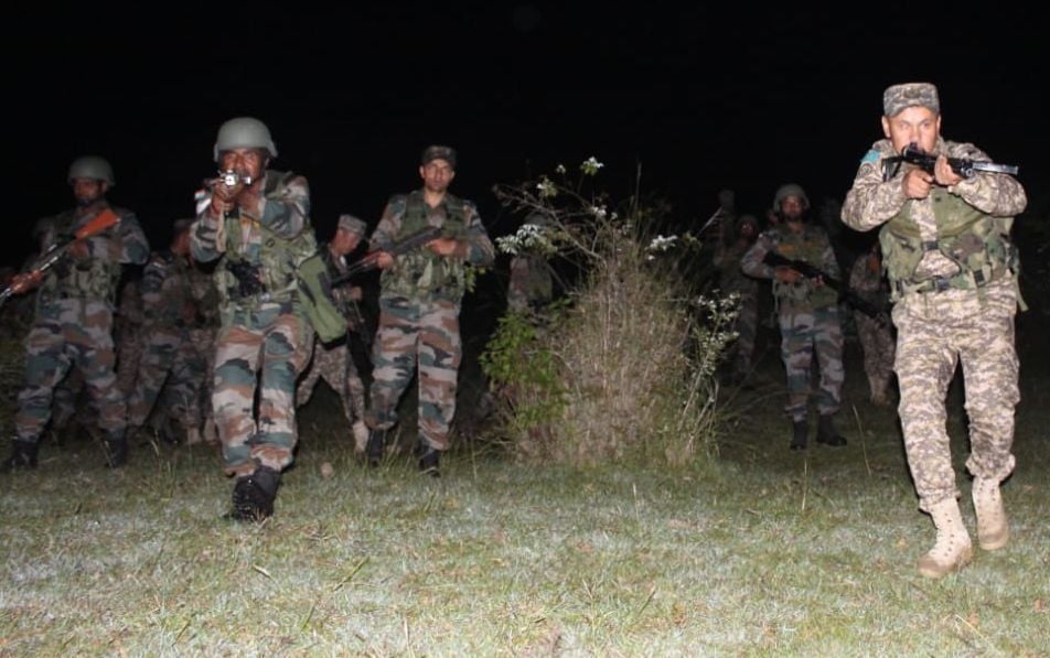 रात के अंधेरे में घात लगाकर दुश्मनों को मारने का अभ्यास करते भारत और कजाकस्तान के सैनिक।  अमर उजा?