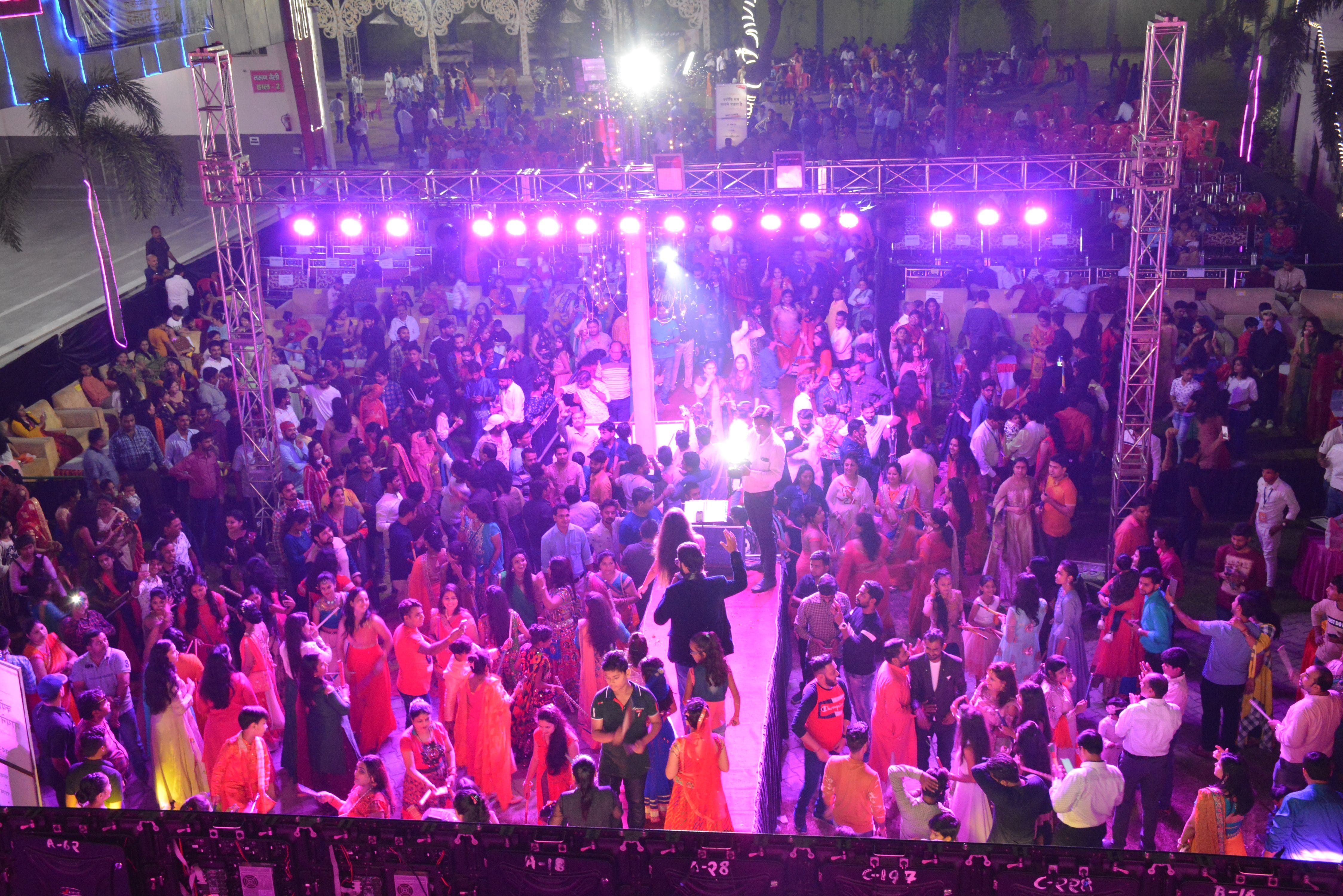 अमर उजाला डांडिया नाइट में जुटी भीड़। अमर उजाला डांडिया नाइट में जुटी भीड़।