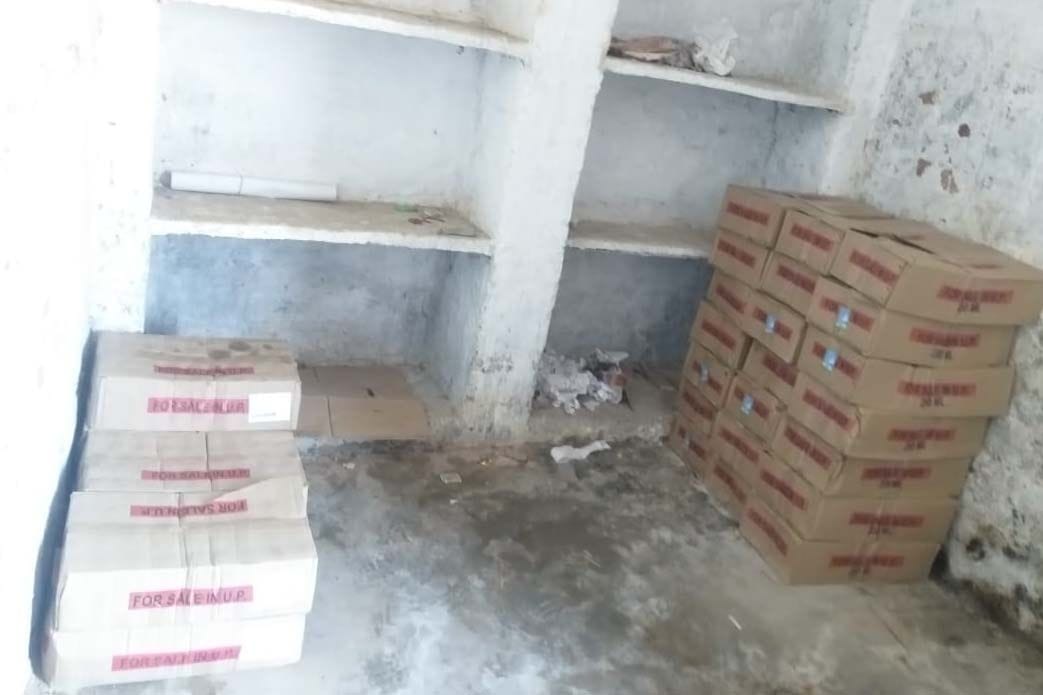 बाबागंज में शराब की दुकान के बगल रखी मिली अवैध शराब। बाबागंज में शराब की दुकान के बगल रखी मिली अवैध शराब।