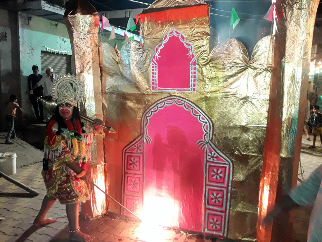 श्री बालाजी रामलीला मे लंका दहन करते हनुमान