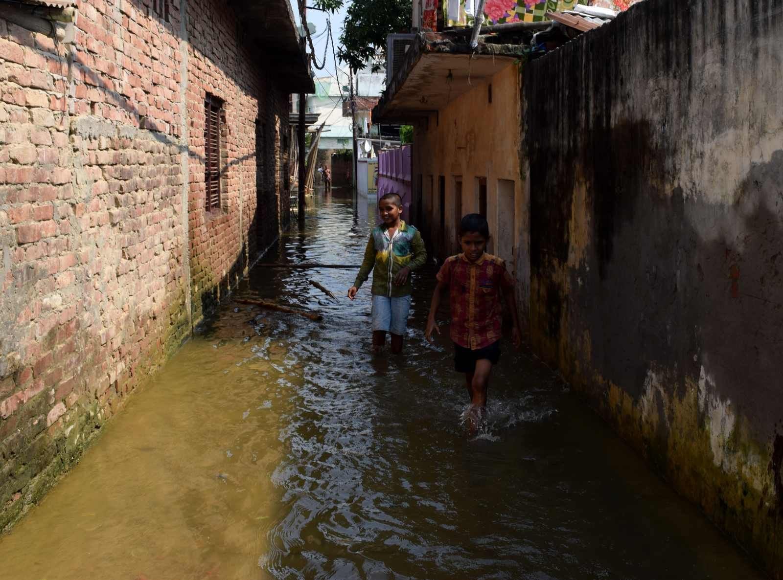 शहर के भोला घाट क्षेत्र में तमसा के पानी से अभी भी घिरे घर।