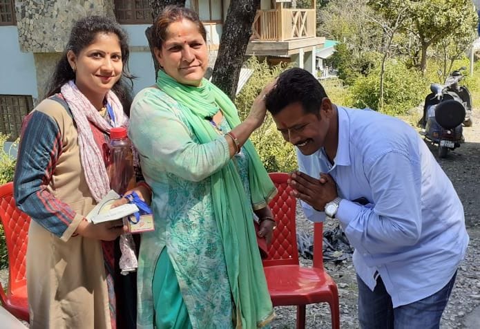 भीमताल के अलचौना ब्लाक में जिपं सदस्य प्रत्याशी अनिल चनौतिया वोट मांगने के लिए आर्शीवाद मांगते ? भीमताल के अलचौना ब्लाक में जिपं सदस्य प्रत्याशी अनिल चनौतिया वोट मांगने के लिए आर्शीवाद मांगते ?