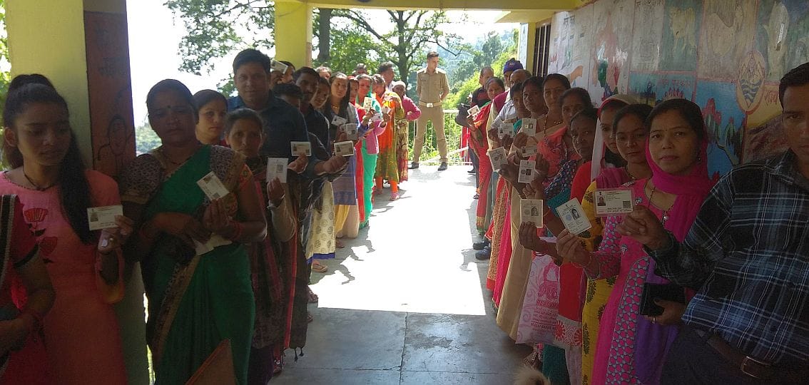 नैनीताल के ग्रामीण क्षेत्र के खूपी बूथ में पंचायती चुनाव के लिए मतदान करने के लिए लाइन में खड़े म? नैनीताल के ग्रामीण क्षेत्र के खूपी बूथ में पंचायती चुनाव के लिए मतदान करने के लिए लाइन में खड़े म?