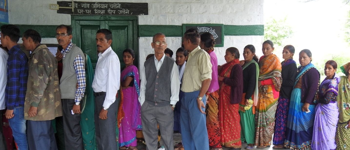 नैनीताल के ग्रामीण क्षेत्र देवीधुरा बूथ में पंचायती चुनाव के लिए मतदान करने के लिए लाइन में खड़े नैनीताल के ग्रामीण क्षेत्र देवीधुरा बूथ में पंचायती चुनाव के लिए मतदान करने के लिए लाइन में खड़े