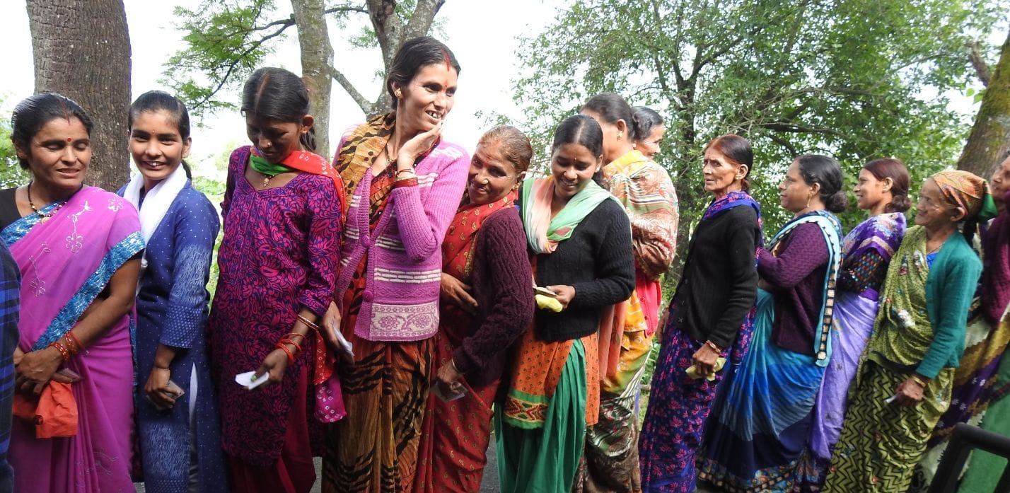 नैनीताल के ग्रामीण क्षेत्र देवीधुरा बूथ में पंचायती चुनाव के लिए मतदान करने के लिए लाइन में खड़ी नैनीताल के ग्रामीण क्षेत्र देवीधुरा बूथ में पंचायती चुनाव के लिए मतदान करने के लिए लाइन में खड़ी
