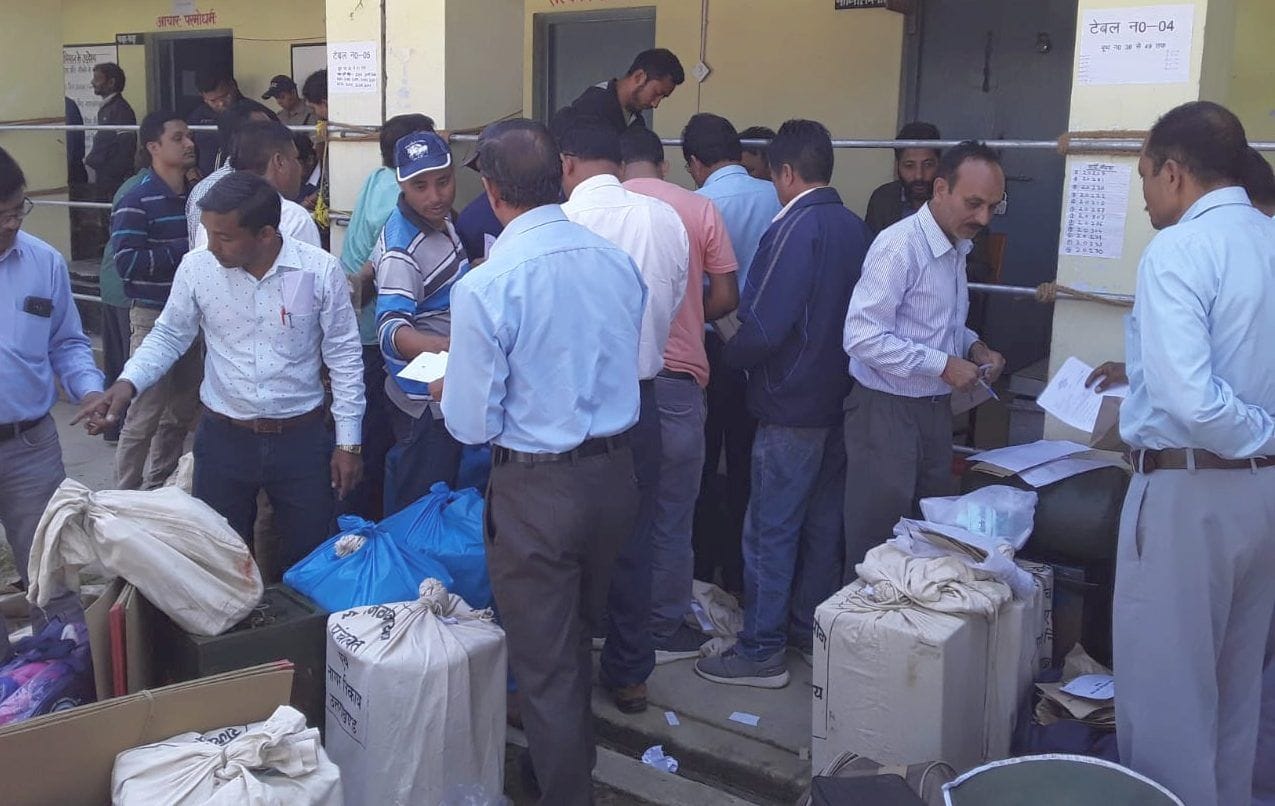कनालीछीना के स्ट्रांग रूम में मतपेटियां जमा कराती पोलिंग पार्टियां। अमर उजाला कनालीछीना के स्ट्रांग रूम में मतपेटियां जमा कराती पोलिंग पार्टियां। अमर उजाला