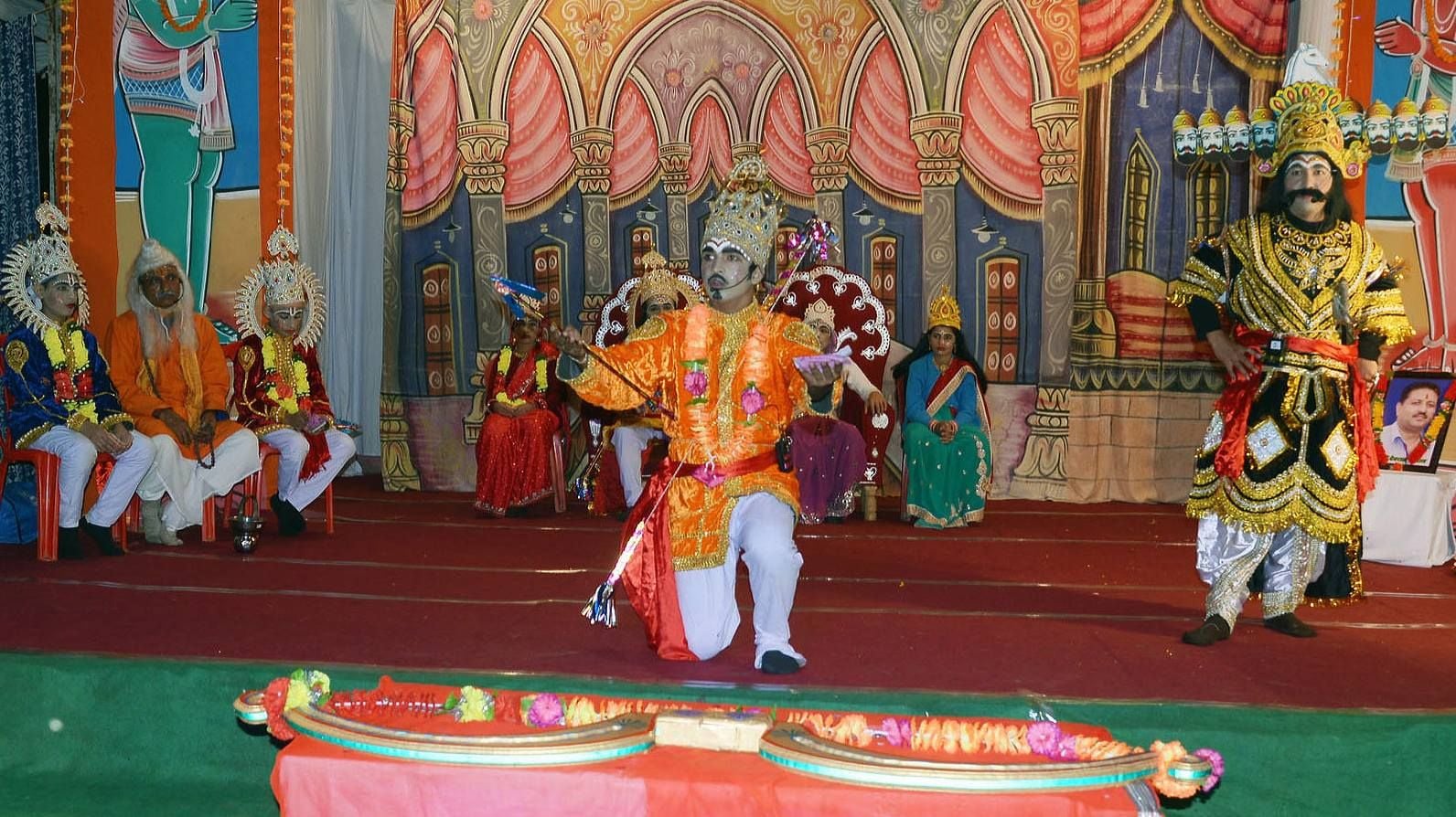 थल की रामलीला में धनुष यज्ञ के दौरान गायन करता राजा वाणासुर। अमर उजाला थल की रामलीला में धनुष यज्ञ के दौरान गायन करता राजा वाणासुर। अमर उजाला