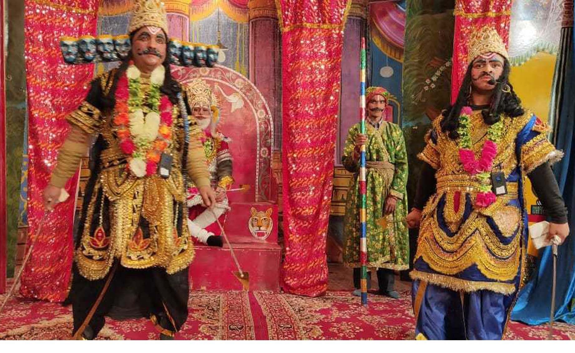 चंपावत की रामलीला में बाणासुर से संवाद करता दशानन। चंपावत की रामलीला में बाणासुर से संवाद करता दशानन।