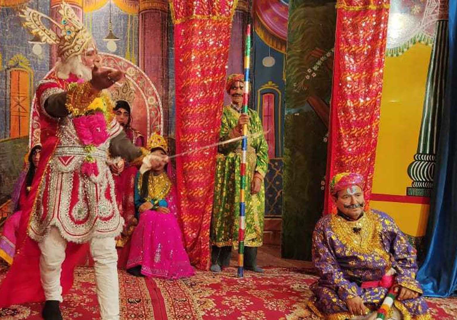 चंपावत की रामलीला में जनक के दरबार में सीता स्वयंर के दौरान क्रोधित रावण। चंपावत की रामलीला में जनक के दरबार में सीता स्वयंर के दौरान क्रोधित रावण।