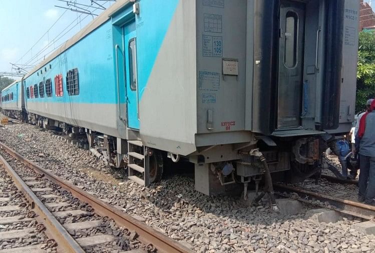Hatia Rourkela Train Engine Derailed And Rolled Into River - हादसा:  हटिया-राउरकेला ट्रेन का इंजन पटरी से उतरकर नदी में लुढ़का, 84 यात्री  बाल-बाल बचे - Amar Ujala Hindi News Live