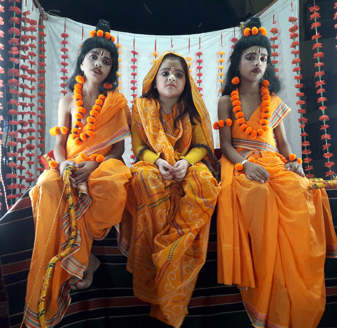 दुर्गा अष्टमी पर निकाली गयी शोभा यात्रा मे शामिल राम, लक्षमण व सीता की झांकी दुर्गा अष्टमी पर निकाली गयी शोभा यात्रा मे शामिल राम, लक्षमण व सीता की झांकी