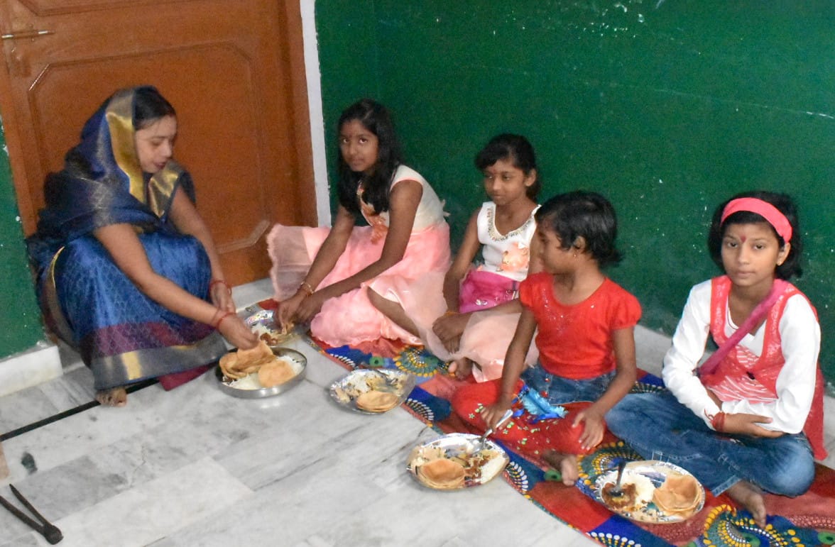 दुर्गा अष्टमी पर कन्या पूजन करती महिला दुर्गा अष्टमी पर कन्या पूजन करती महिला