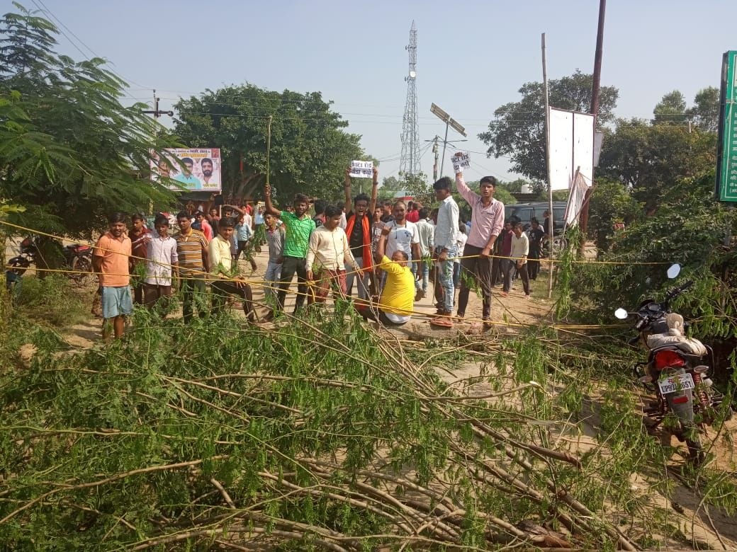 आटा इटोरा मार्ग पर जाम लगाए ग्रामीण