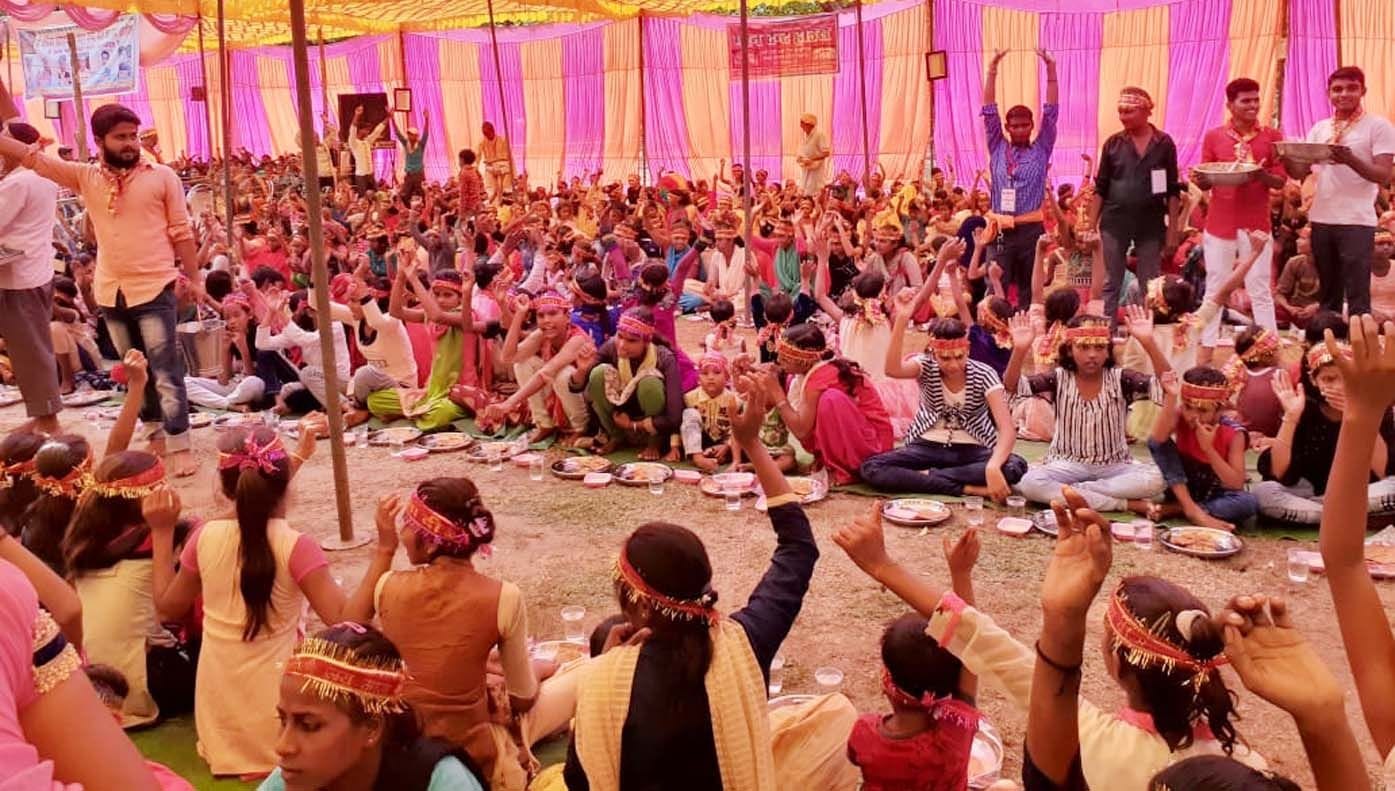 संडवा चंडिका धाम में नवमी पर आयोजित कन्या भोज में प्रसाद लेती कन्याएं। संडवा चंडिका धाम में नवमी पर आयोजित कन्या भोज में प्रसाद लेती कन्याएं।
