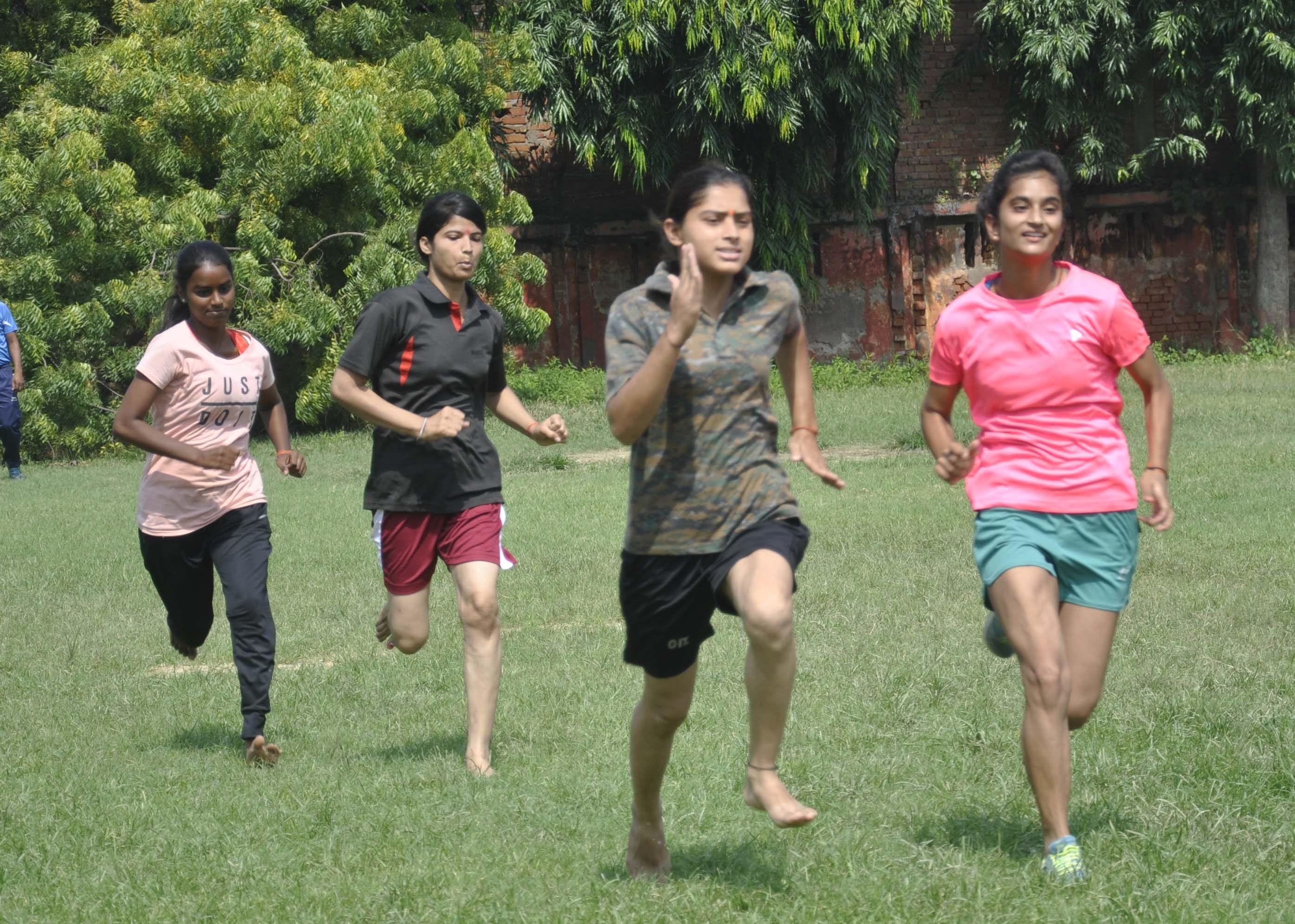 स्टेडियम में आयोजित जिला स्तरीय एथलेटिक्स में 100 मीटर दौड़ लगाती बालिकाएं। स्टेडियम में आयोजित जिला स्तरीय एथलेटिक्स में 100 मीटर दौड़ लगाती बालिकाएं।