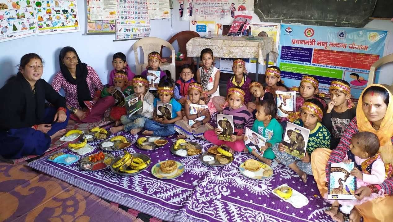 आंगनबाड़ी केंद्र वालिक में कन्यापूजन करती आंगनबाड़ी कार्यकत्री।
