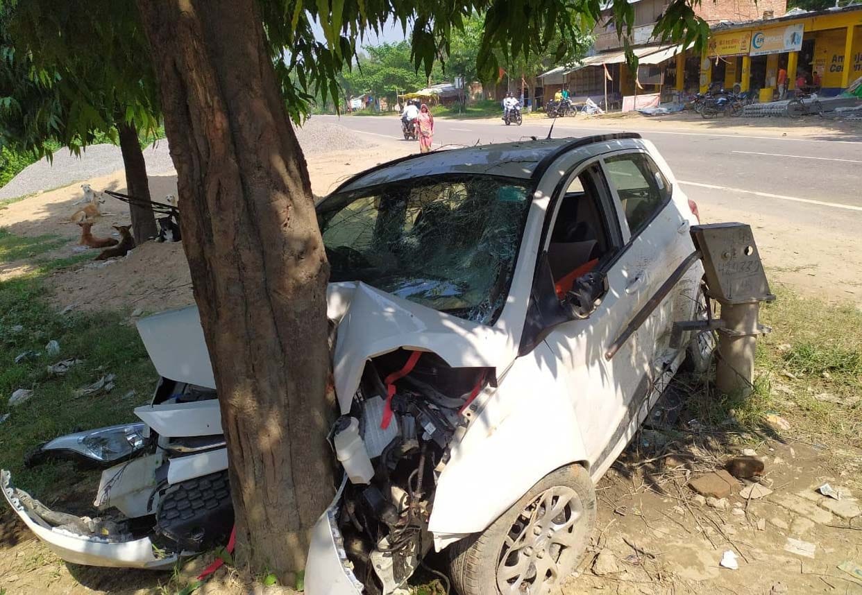 नवाबगंज थाना क्षेत्र के अहमदपुर गांव के पास पेड़ से टकराकर क्षतिग्रस्त हुई कार।