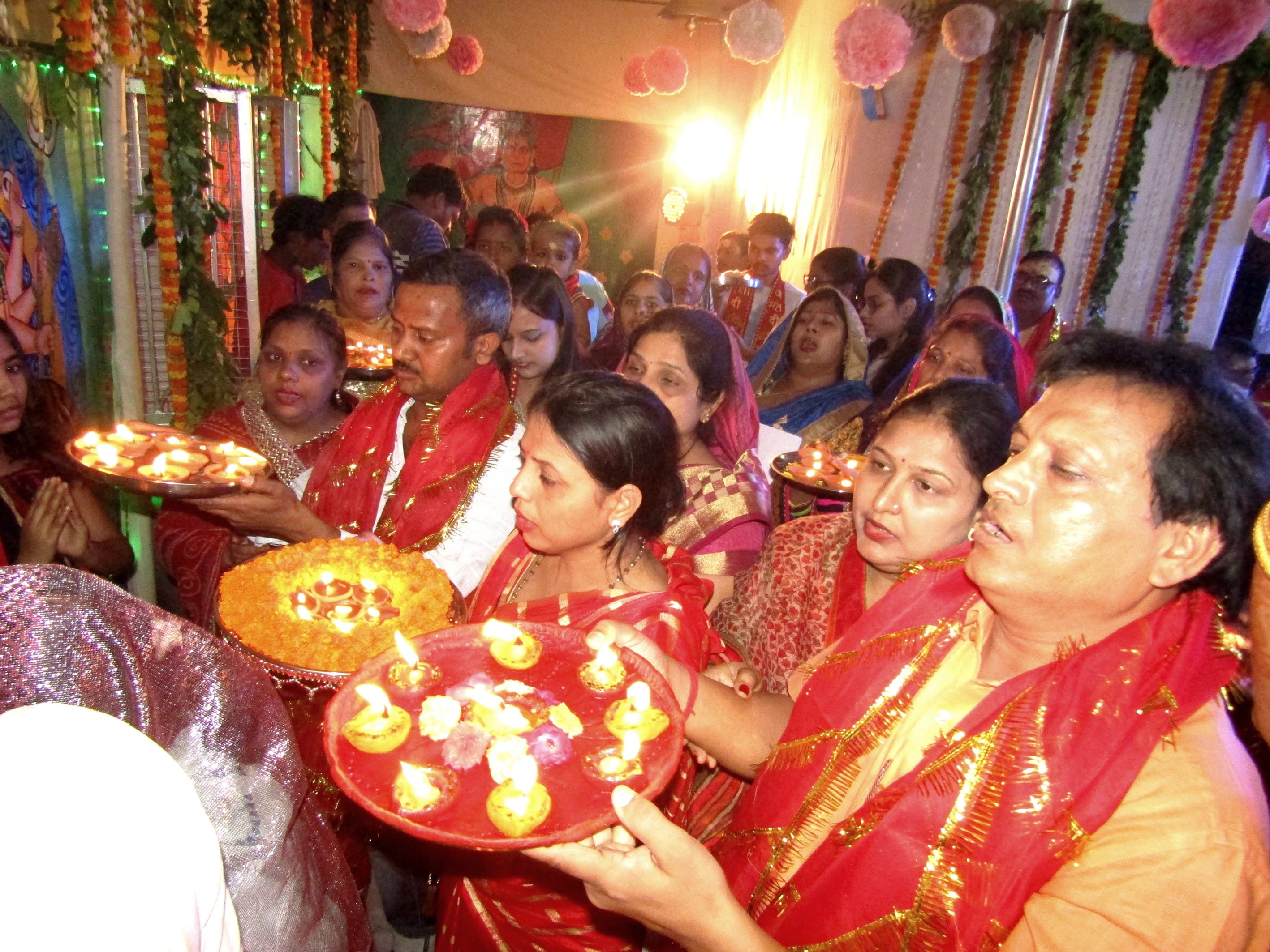 राबर्ट्सगंज मेन मार्केट स्थित आदिशक्ति महोत्सव दुर्गा मंदिर में आरती पूजन अर्चन करते लोग। राबर्ट्सगंज मेन मार्केट स्थित आदिशक्ति महोत्सव दुर्गा मंदिर में आरती पूजन अर्चन करते लोग।