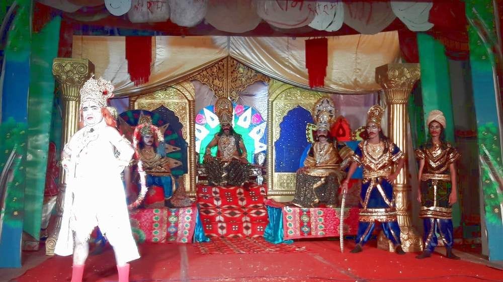 बनखंडी में आयोजित रामलीला में अंगद रावण-संवाद का मंचन करते कलाकार। बनखंडी में आयोजित रामलीला में अंगद रावण-संवाद का मंचन करते कलाकार।