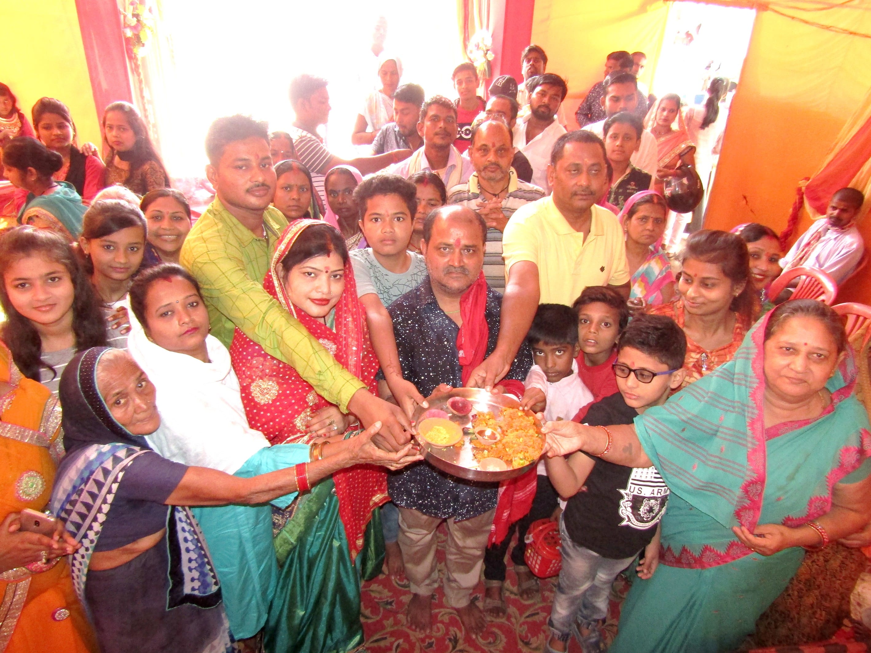 राबर्ट्सगंज सब्जी मंडी स्थित नवरात्रि महोत्सव पूजा समिति में पूजन अर्चन करते श्रद्घालु। राबर्ट्सगंज सब्जी मंडी स्थित नवरात्रि महोत्सव पूजा समिति में पूजन अर्चन करते श्रद्घालु।