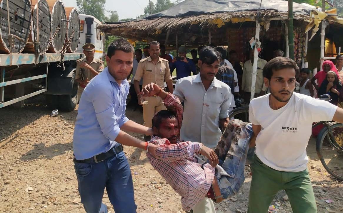 कुंडा के बेंती बाईपास पर ट्रक से हुई बाइक दुर्घटना में घायल युवक को अस्पताल ले जाते लोग। कुंडा के बेंती बाईपास पर ट्रक से हुई बाइक दुर्घटना में घायल युवक को अस्पताल ले जाते लोग।
