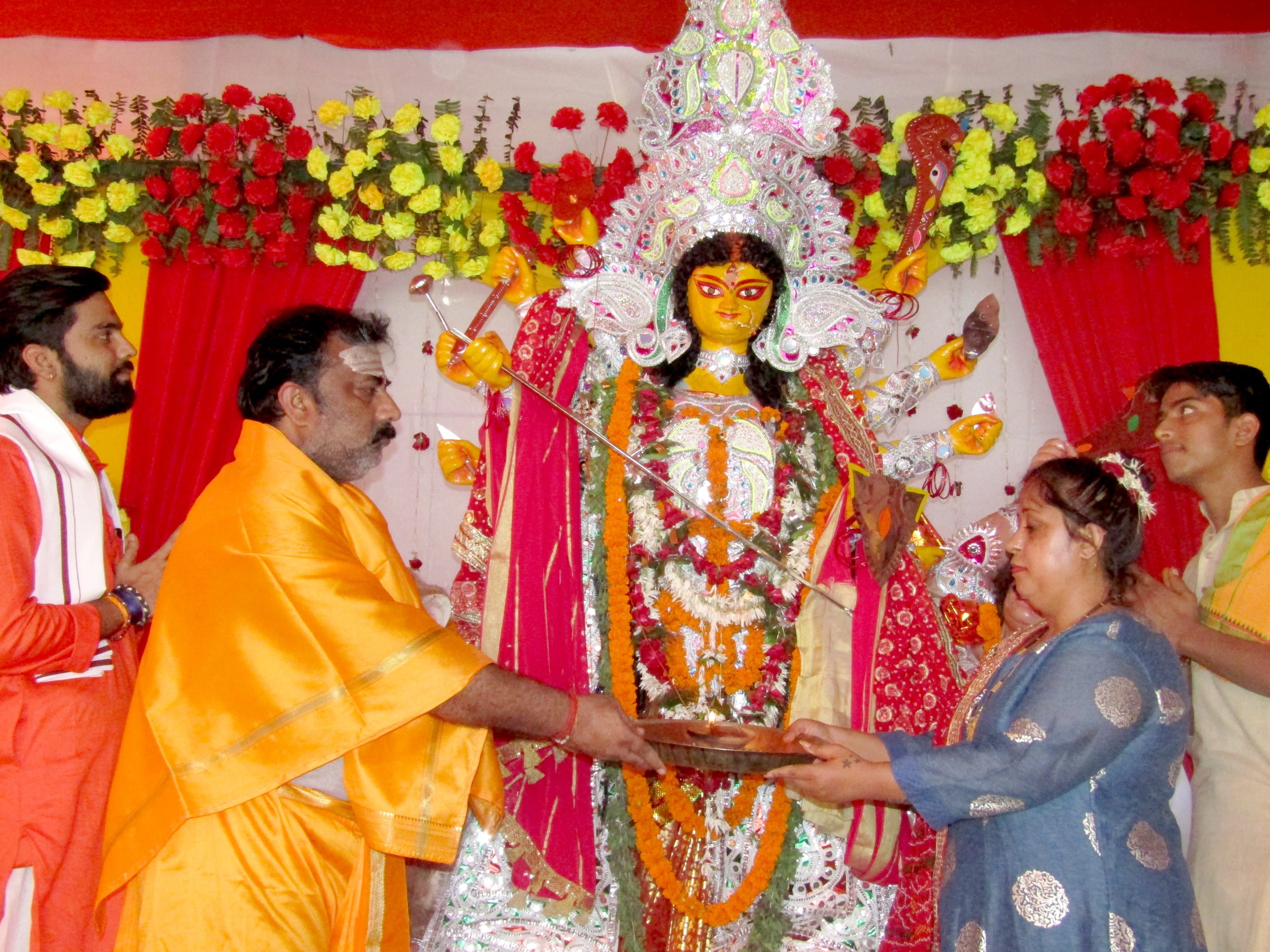 राबर्ट्सगंज इमरती कालोनी स्थित मॉ भगवती सेवा समिति पूजा पांडाल में पूजन अर्चन करते श्रद्घालु। राबर्ट्सगंज इमरती कालोनी स्थित मॉ भगवती सेवा समिति पूजा पांडाल में पूजन अर्चन करते श्रद्घालु।