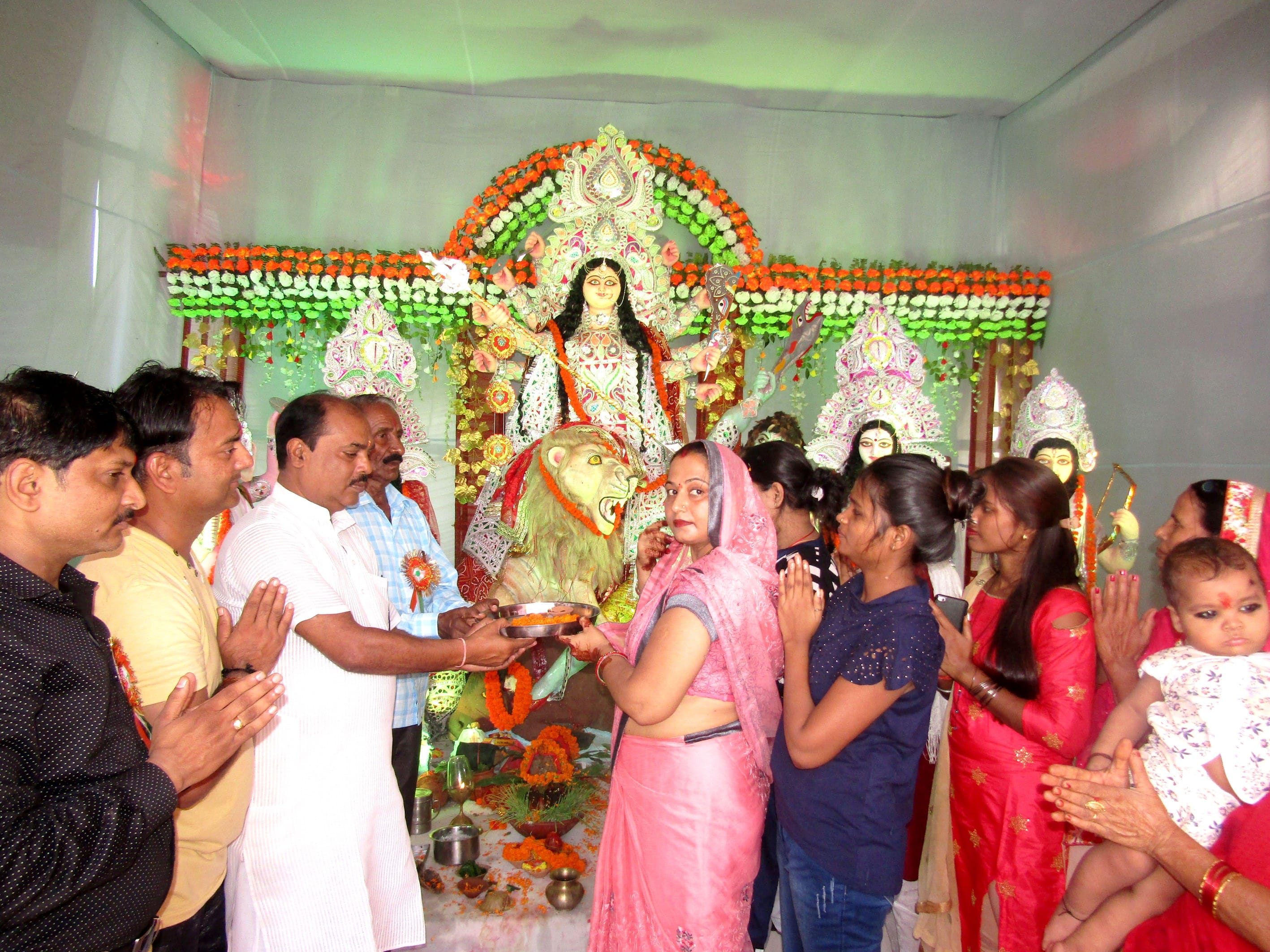 राबर्ट्सगंज नईबस्ती स्थित मॉ शेरावाली पूजा समिति में पूजन अर्चन करते लोग। राबर्ट्सगंज नईबस्ती स्थित मॉ शेरावाली पूजा समिति में पूजन अर्चन करते लोग।