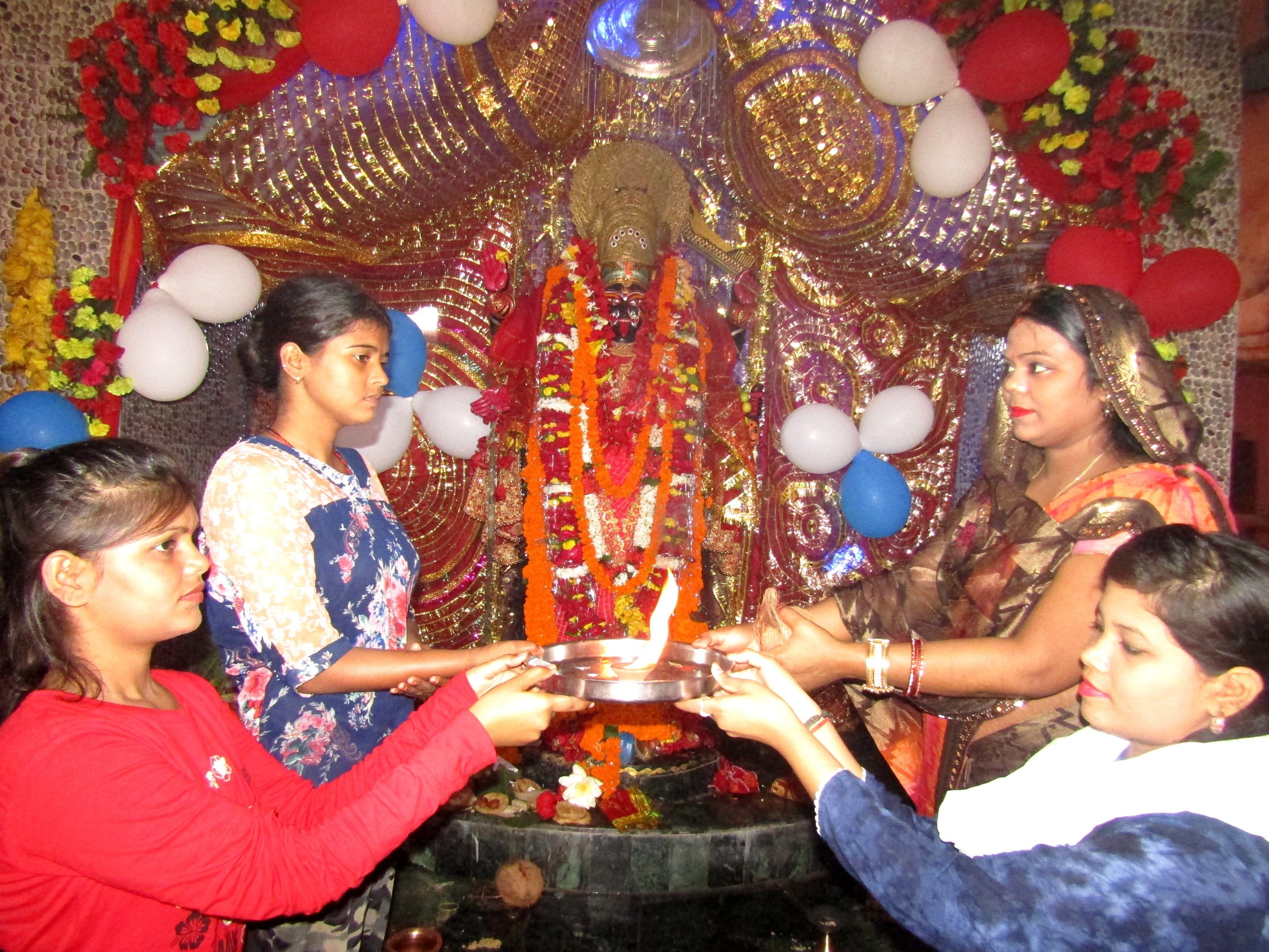 राबर्ट्सगंज दक्षिणेश्वर काली मंदिर में पूजन अर्चन करती महिलाएं। राबर्ट्सगंज दक्षिणेश्वर काली मंदिर में पूजन अर्चन करती महिलाएं।