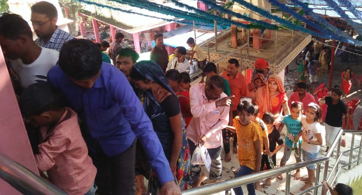 रानीगंज के मां बाराही देवी धाम दर्शन को पहुंचे श्रद्धालु। रानीगंज के मां बाराही देवी धाम दर्शन को पहुंचे श्रद्धालु।