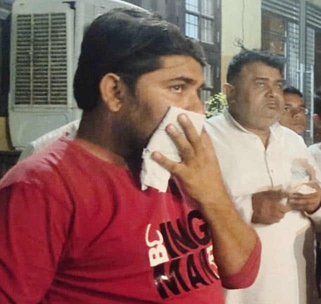 बागपत-दिल्ली रोड स्थित गुलाब वाटिका कालोनी में गैस रिसाव के बाद दुर्गंध से परेशान हुए लोग बागपत-दिल्ली रोड स्थित गुलाब वाटिका कालोनी में गैस रिसाव के बाद दुर्गंध से परेशान हुए लोग