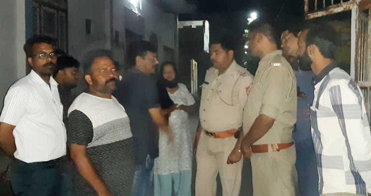 बागपत-दिल्ली रोड स्थित गुलाब वाटिका कालोनी में गैस रिसाव के बाद पुलिस को जानकारी देते लोग बागपत-दिल्ली रोड स्थित गुलाब वाटिका कालोनी में गैस रिसाव के बाद पुलिस को जानकारी देते लोग