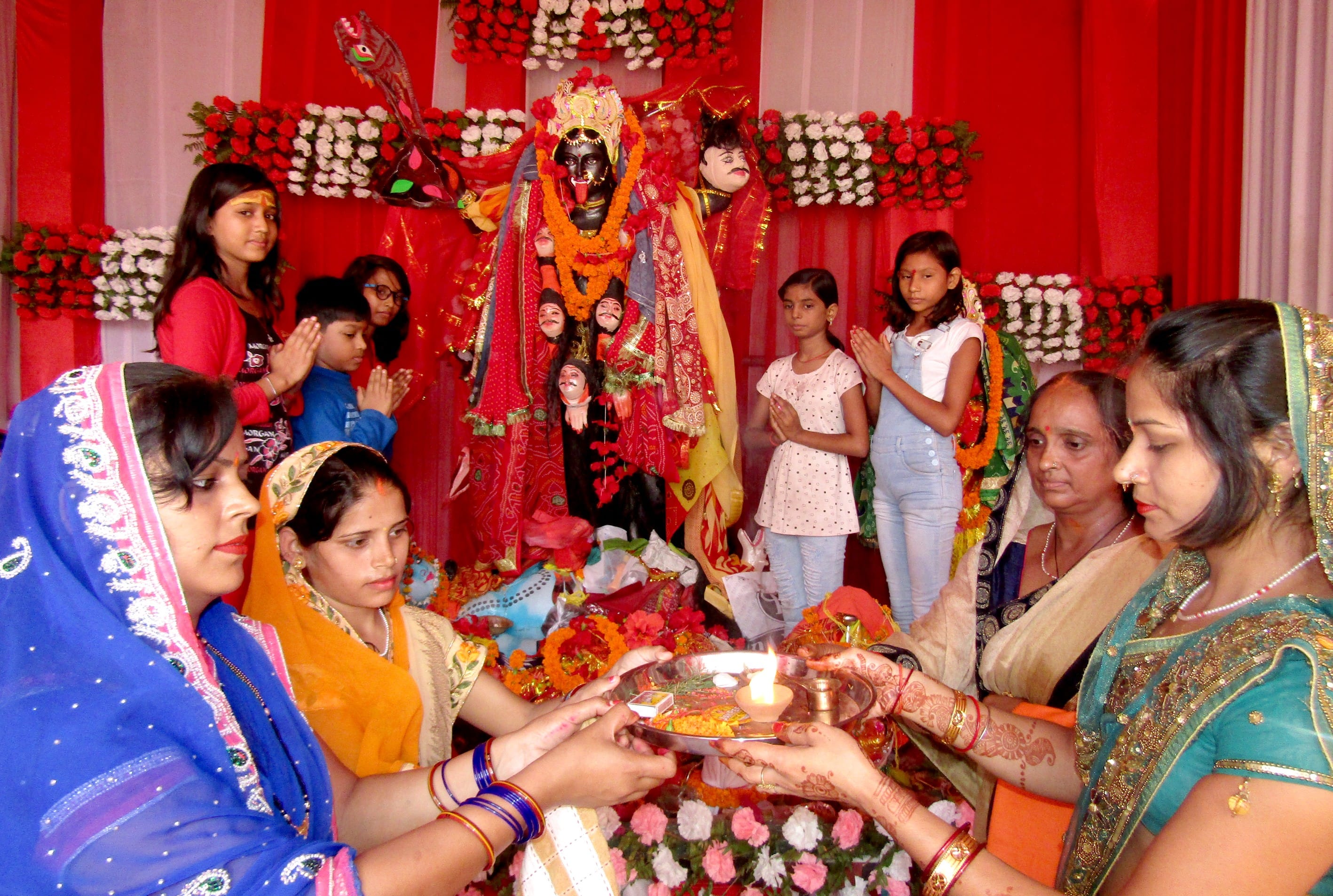 राबर्ट्सगंज उत्तर मोहाल स्थित मॉ कालरात्रि पूजा पांडाल में आरती पूजन करती महिलाएं। राबर्ट्सगंज उत्तर मोहाल स्थित मॉ कालरात्रि पूजा पांडाल में आरती पूजन करती महिलाएं।
