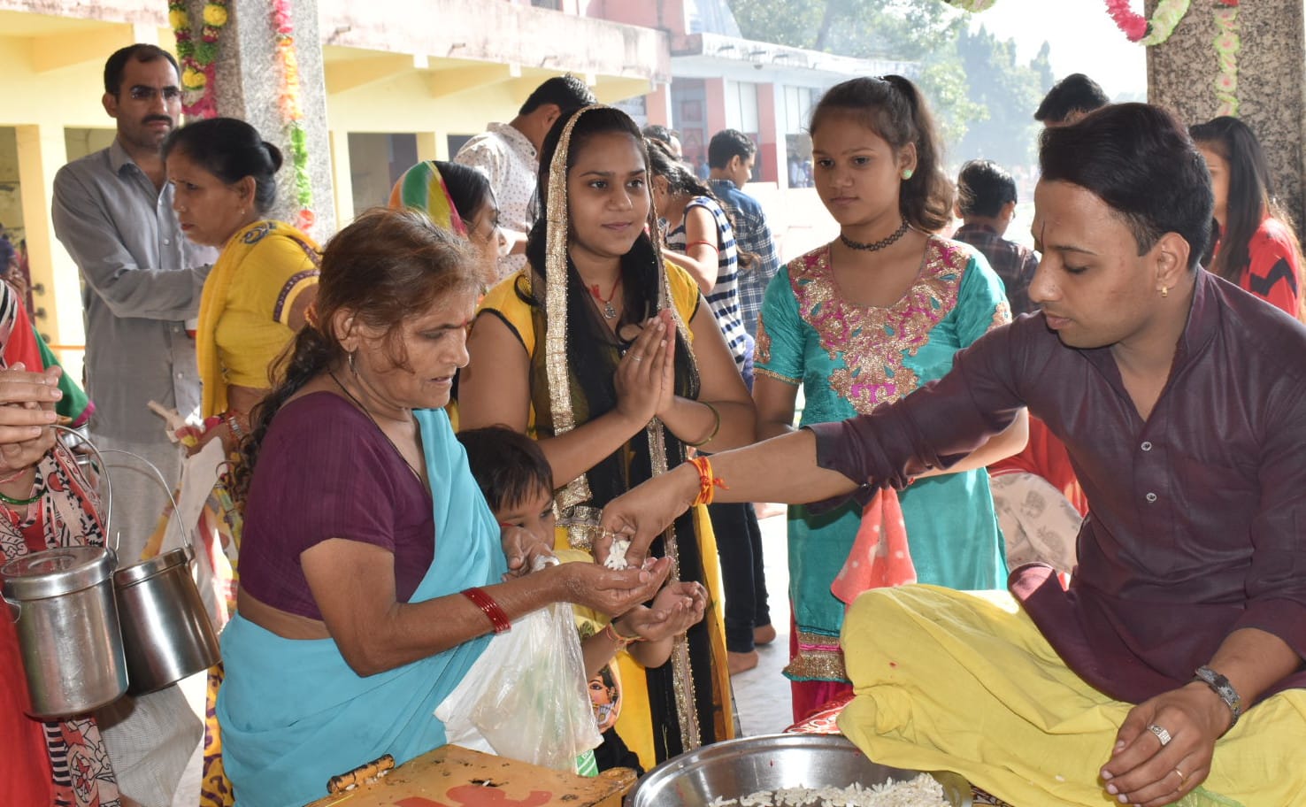 श्री त्रिपुर मां बाला सुंदरी देवी मंदिर में दुर्गा अष्टमी पर प्रसाद चढ़ाती महिलाएं श्री त्रिपुर मां बाला सुंदरी देवी मंदिर में दुर्गा अष्टमी पर प्रसाद चढ़ाती महिलाएं
