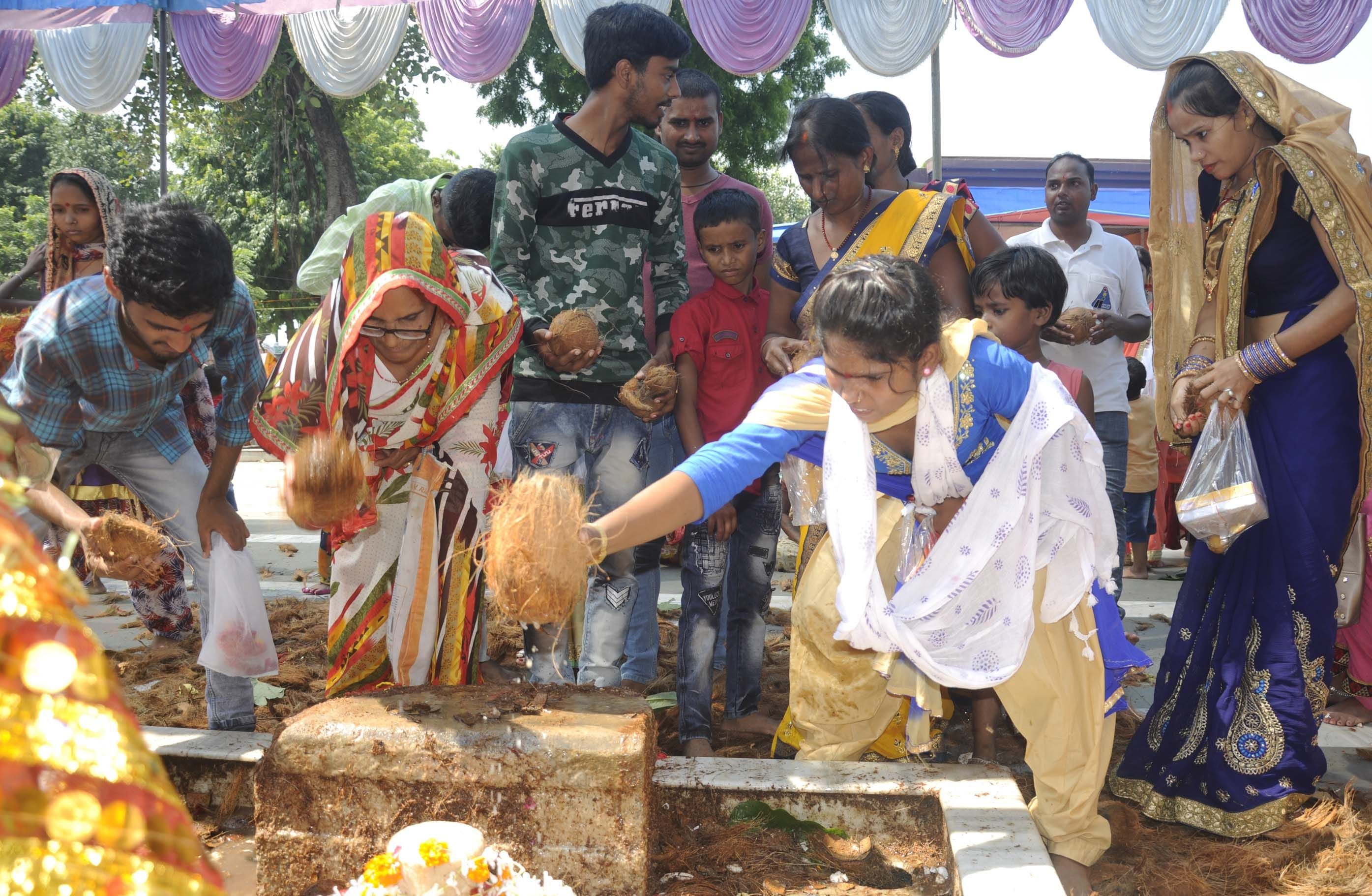 रविवार को शारदीय नवरात्र पर मां बेल्हा देवी के दरबार में नारियल चढ़ाते श्रद्धालु। रविवार को शारदीय नवरात्र पर मां बेल्हा देवी के दरबार में नारियल चढ़ाते श्रद्धालु।