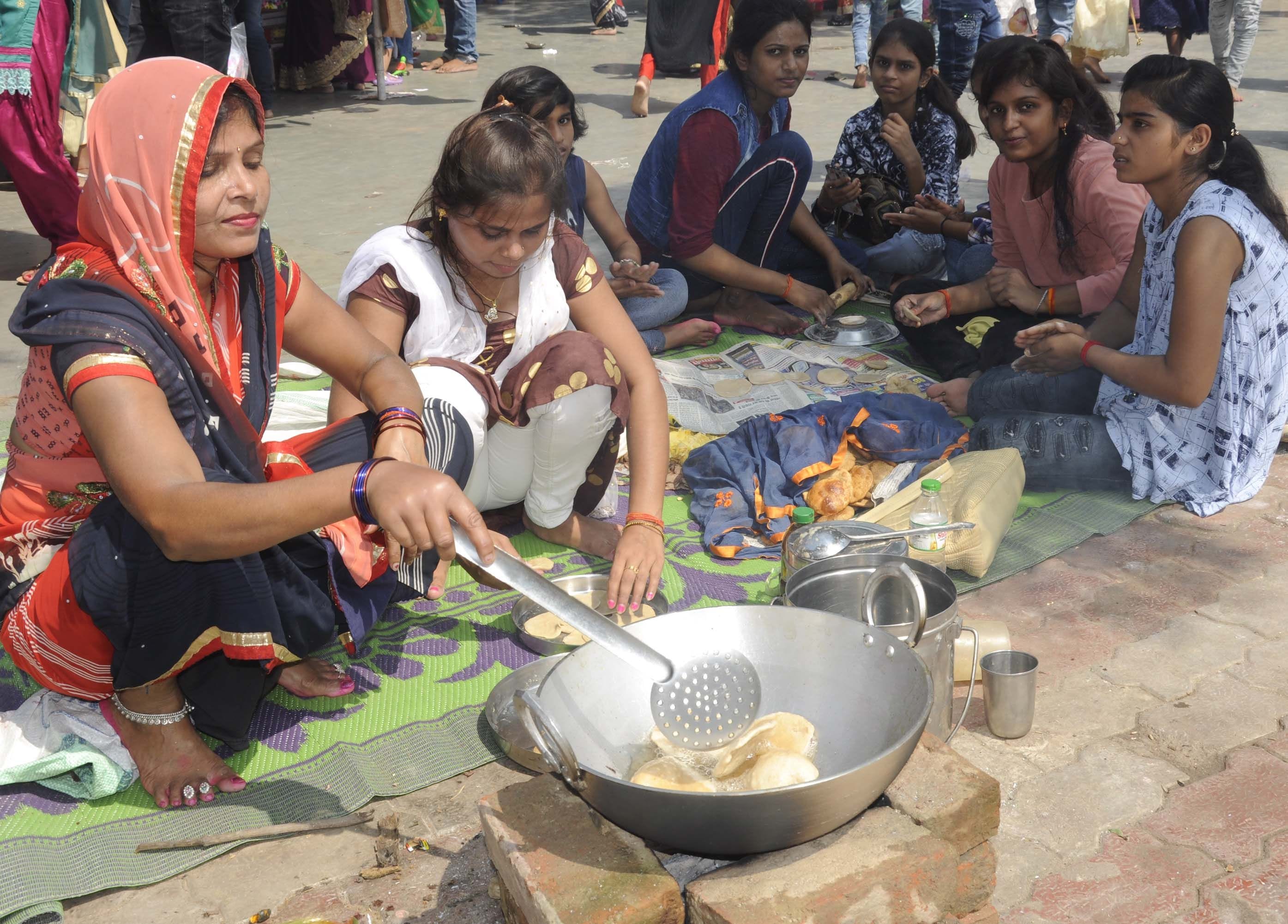 सोमवार को नवरात्र नवमी पर बेल्हा देवी धाम में कढाही चढाते महिला श्रद्धालु। सोमवार को नवरात्र नवमी पर बेल्हा देवी धाम में कढाही चढाते महिला श्रद्धालु।