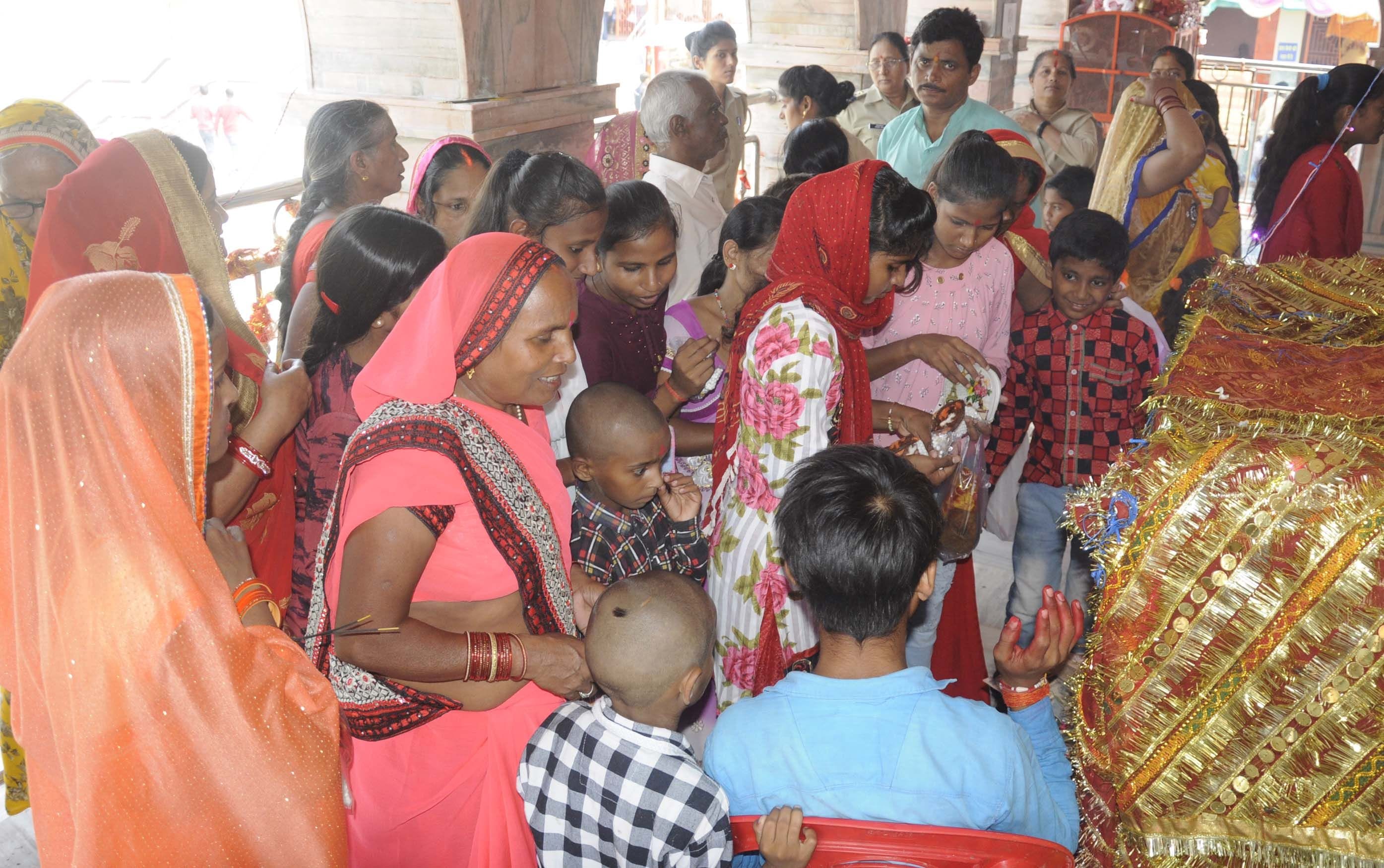 रविवार को शारदीय नवरात्र पर मां बेल्हा देवी धाम में पूजन करते श्रद्धालु। रविवार को शारदीय नवरात्र पर मां बेल्हा देवी धाम में पूजन करते श्रद्धालु।
