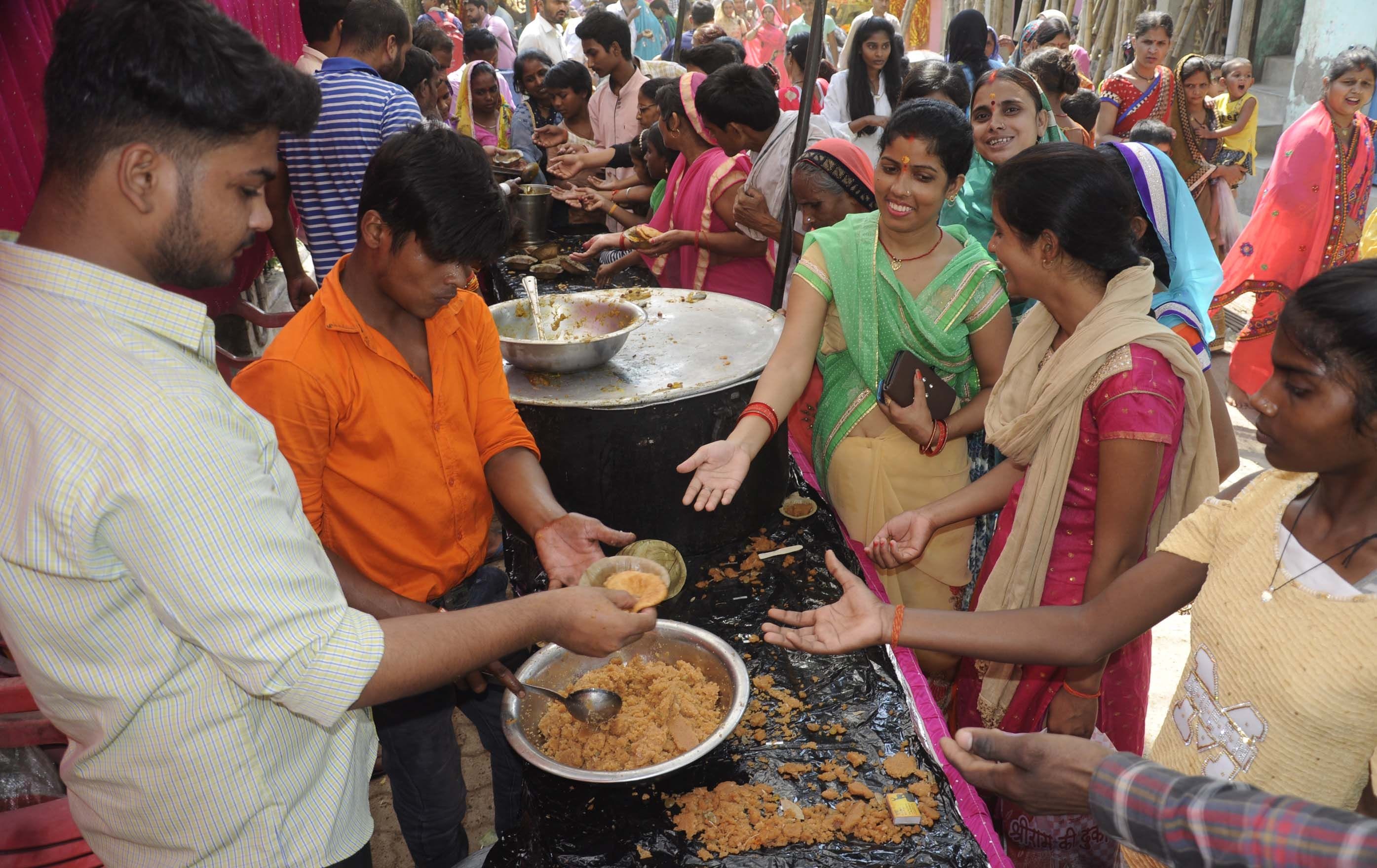 नवरात्र नवमी पर बेल्हा देवी धाम में श्रद्धालुओं को प्रसाद बांटते लोग। नवरात्र नवमी पर बेल्हा देवी धाम में श्रद्धालुओं को प्रसाद बांटते लोग।