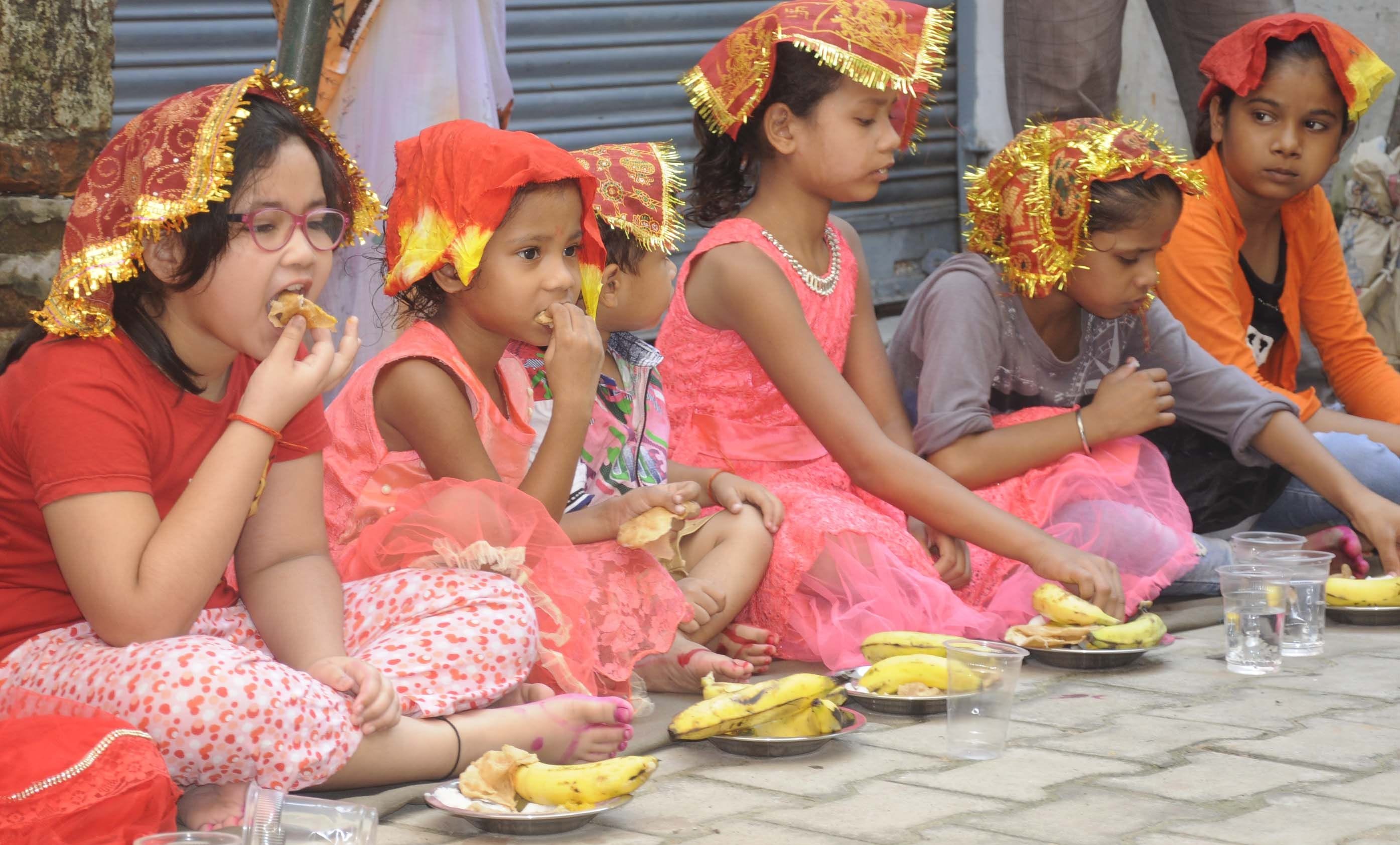 मां काली मंदिर में नवरात्र अष्टमी पर भोज करती कन्याएं। मां काली मंदिर में नवरात्र अष्टमी पर भोज करती कन्याएं।
